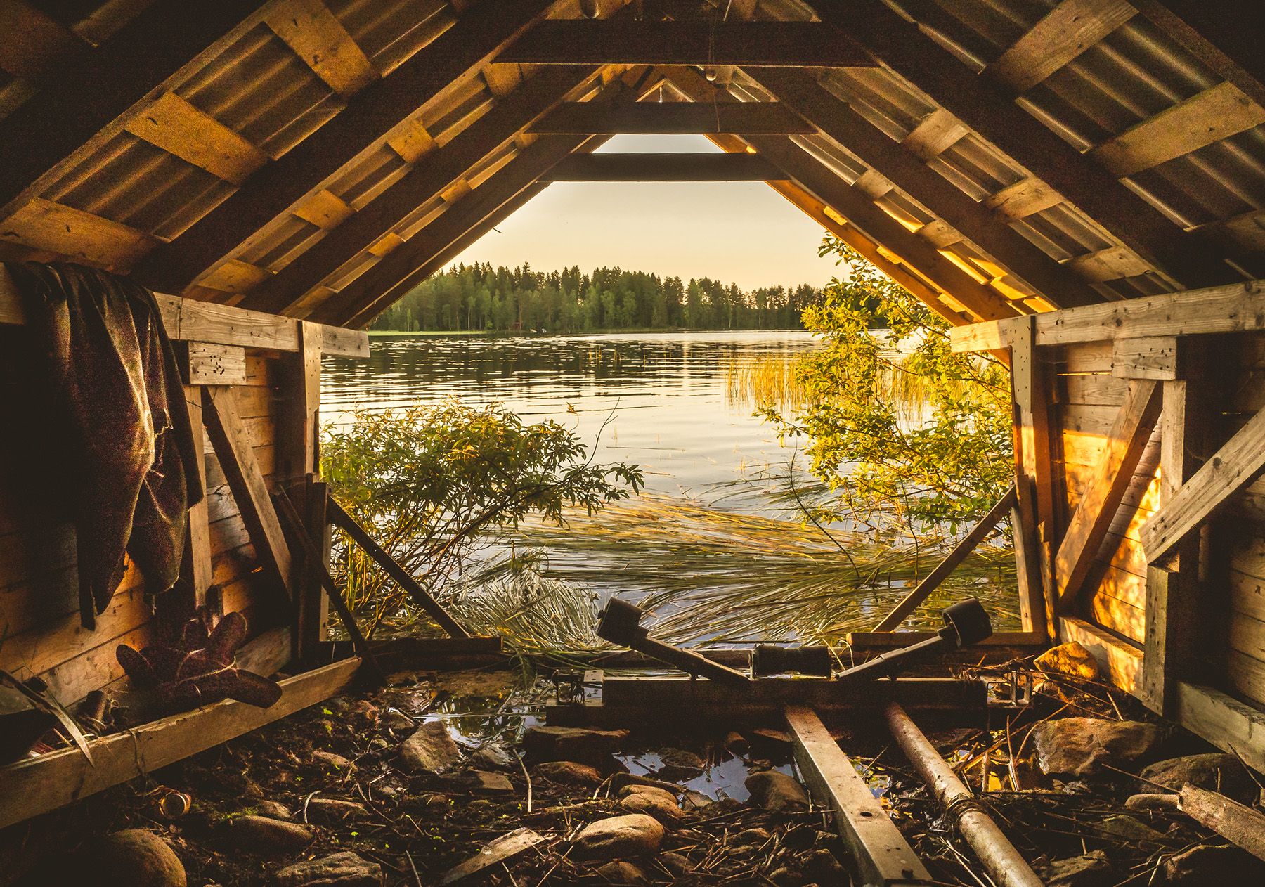 Kuvaaja Petri Mäkelä. "Kuva on otettu Juojärvellä, Tuusniemessä. Kuvassa on kalastajaukin veneen "koti". Tässä maisemassa mieli rauhoittuu ja kaikki kiire unohtuu. Kesää ja Suomea parhaimmillaan."