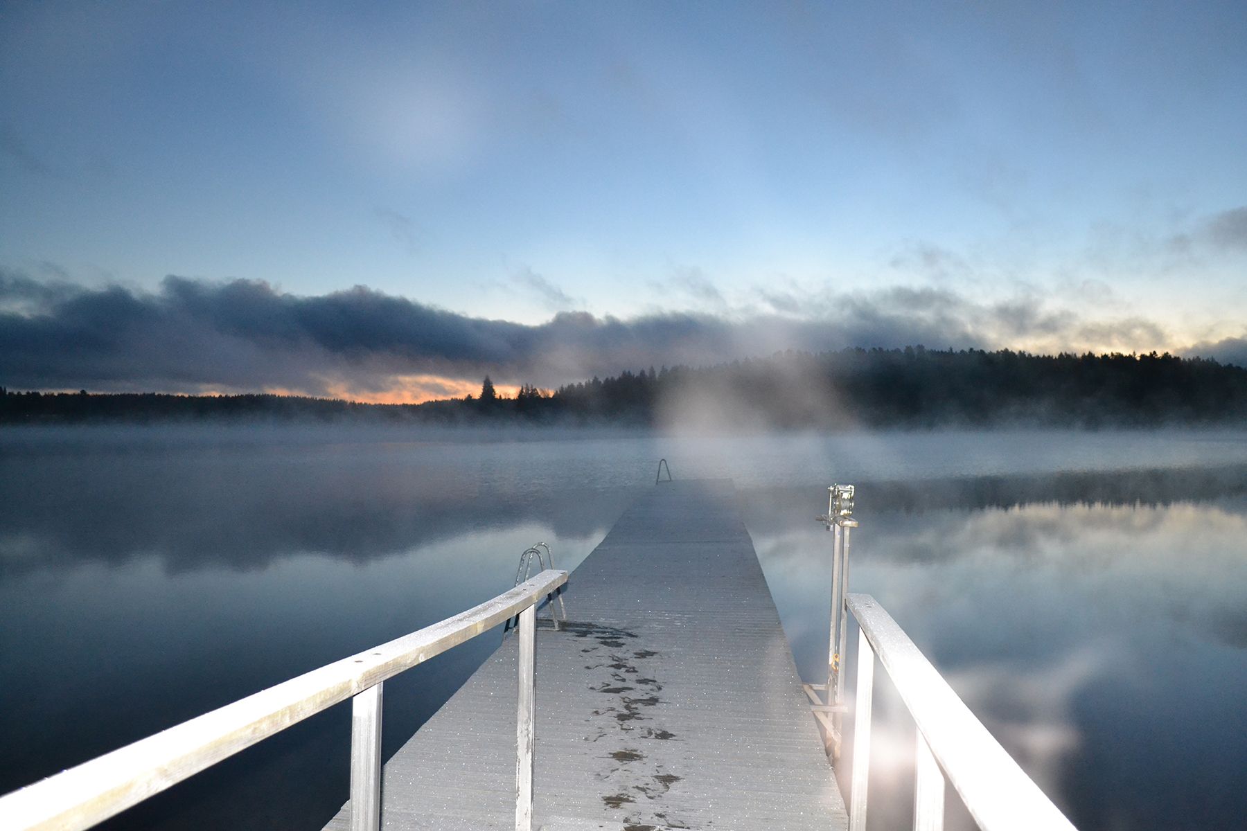 Kuvaaja Sonja Tuomisto. ”Otin kuvan lokakuussa. Oli aamu, yöllä oli ollut pakkasta. Lähdin töihin ja oli kaunis auringonnousu. Näin, että joku oli jo ehtinyt käydä järvessä, en tiedä kuka. Autossa sattui olemaan kamera, joten tallensin näkymän.”