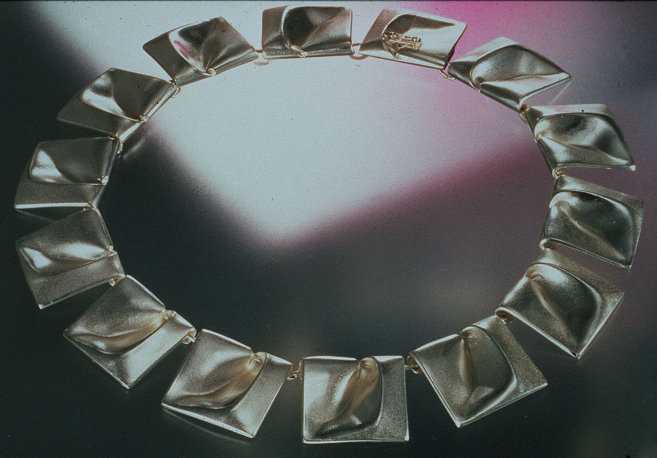 Björn Weckström suunnitteli 60-luvulla kaulakorun Planetaariset laaksot. Koru nähdään mm. Tähtien sota elokuvassa Prinsessa Leian yllä. Kuva: Lapponia Jewelryn