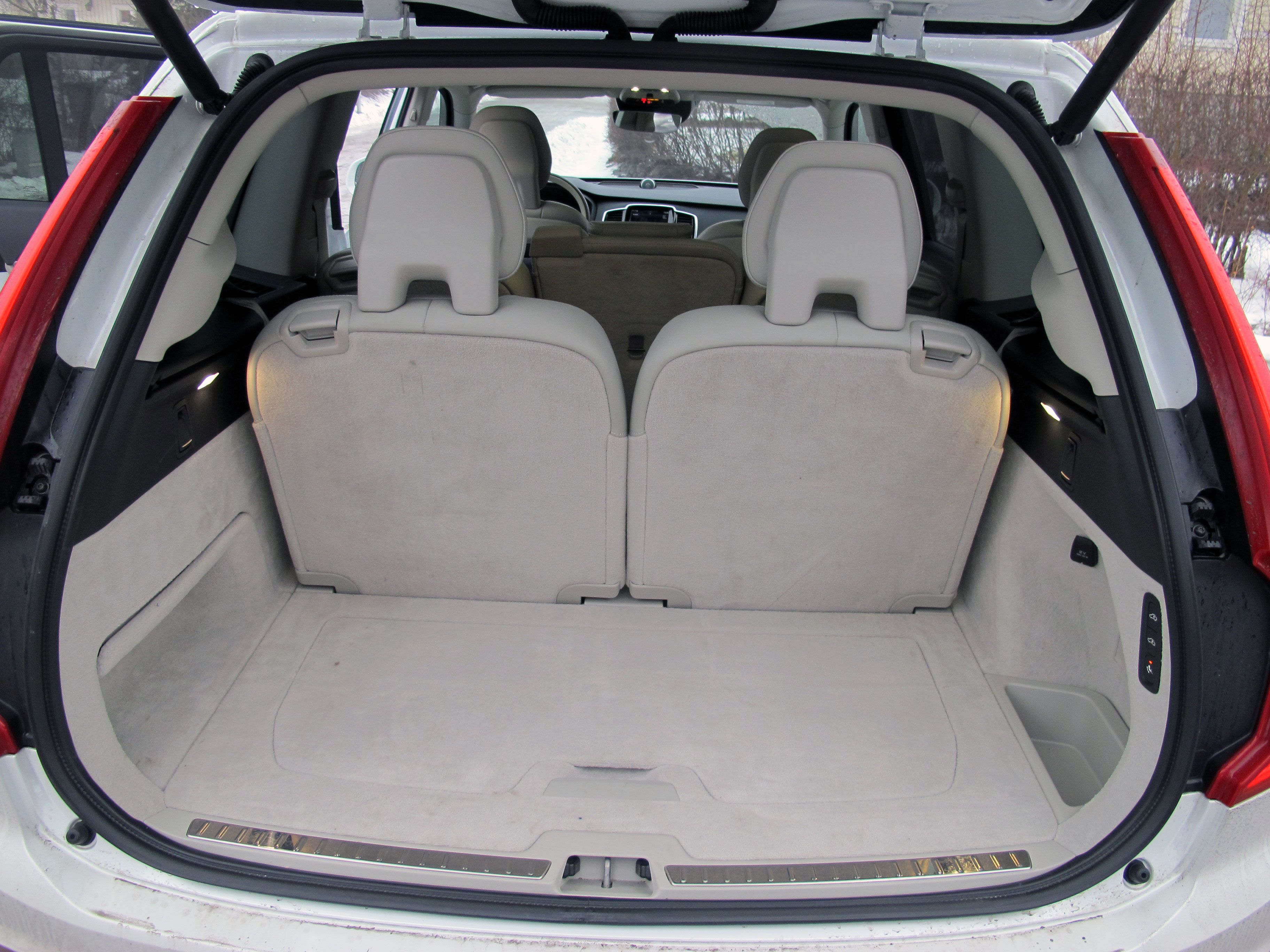 Tavaratilaan mahtuu esimerkiksi keskikokoinen koirahäkki, vaikka kolmas penkkirivi on käytössä.