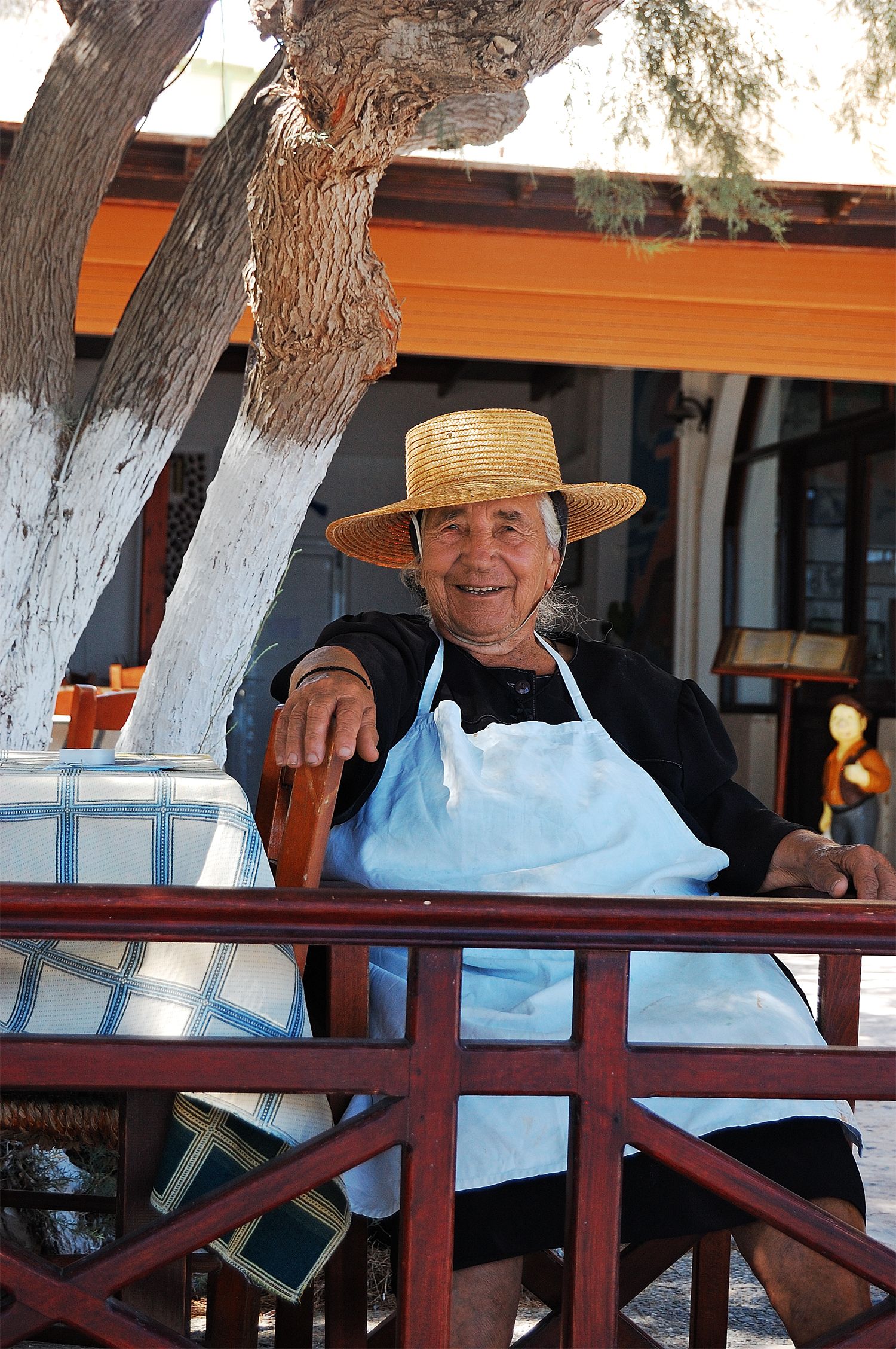 Kamarin ranta­kadulla ohikulkija saa lentosuukon santorinilaiselta matriarkalta, majatalon- ja ravintolan­pitäjä Irinilta.