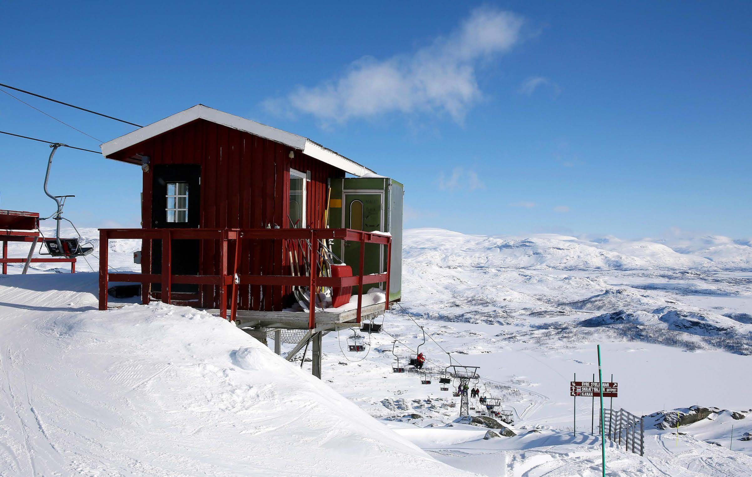 Hiihtohissit lähtevät aivan Riksgränsenin keskustasta.