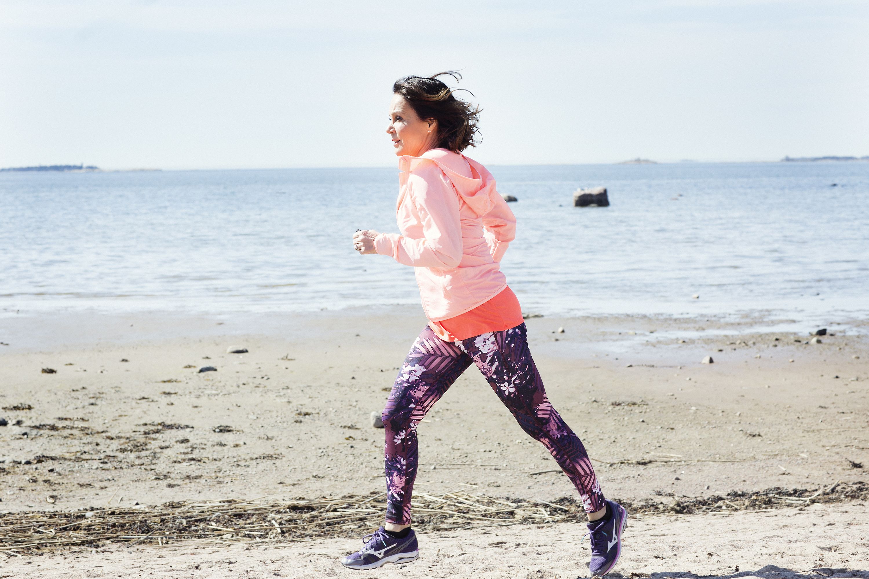 Lena Meriläinen ravistaa tummat ajatukset mielestä ulkoilemalla ja liikkumalla.