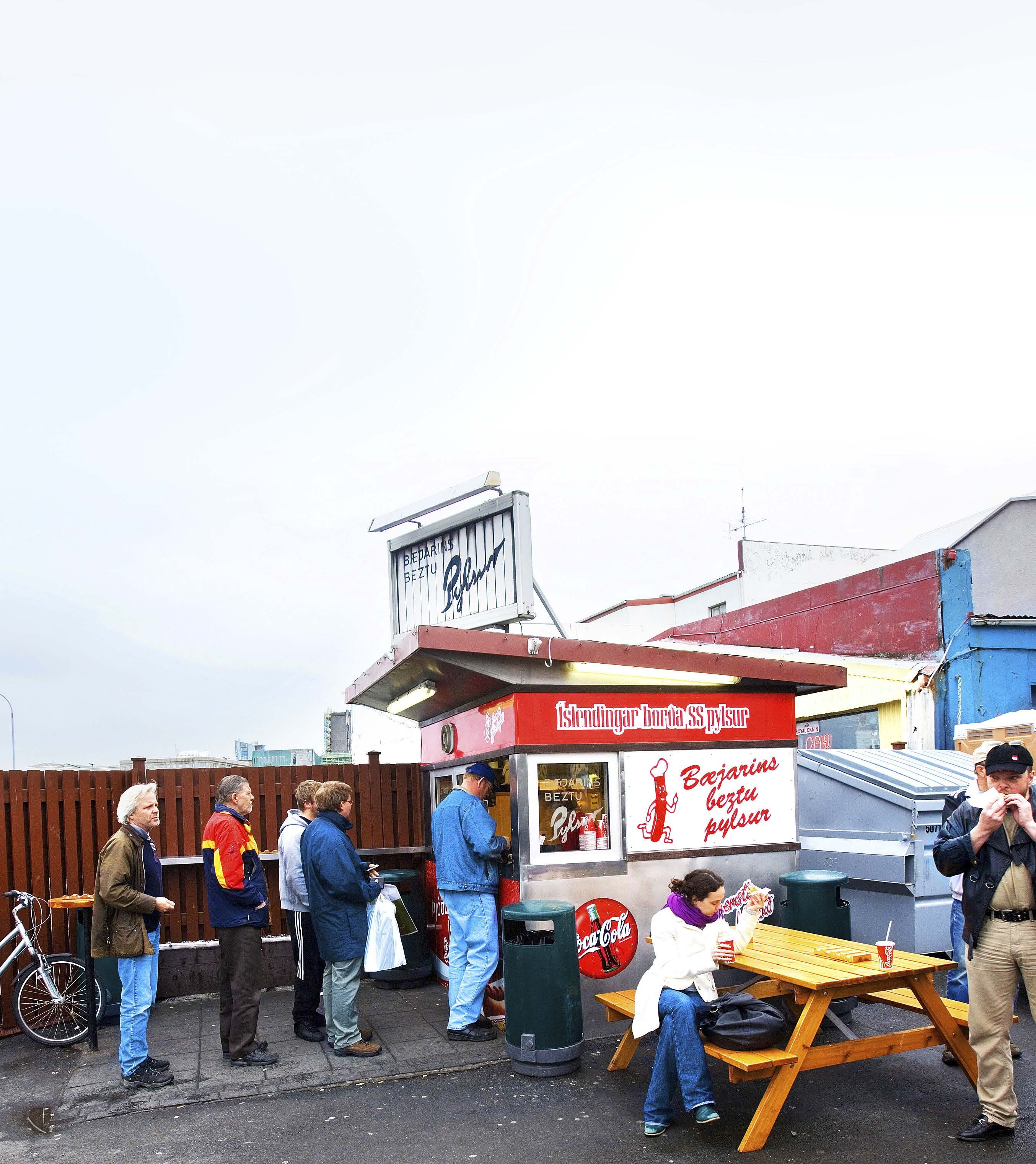 Bæjarins Betzu -nakkikioski on instituutio, jonka edessä on aina jonoa. Tilaa "eina med ötly" - yksi kaikilla mausteilla. 