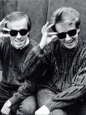 Matti ja Teppo poseeraavat uuden levynsä kansikuvauksissa vuonna 1986. Mustista laseista tuli heidän tavaramerkkinsä.