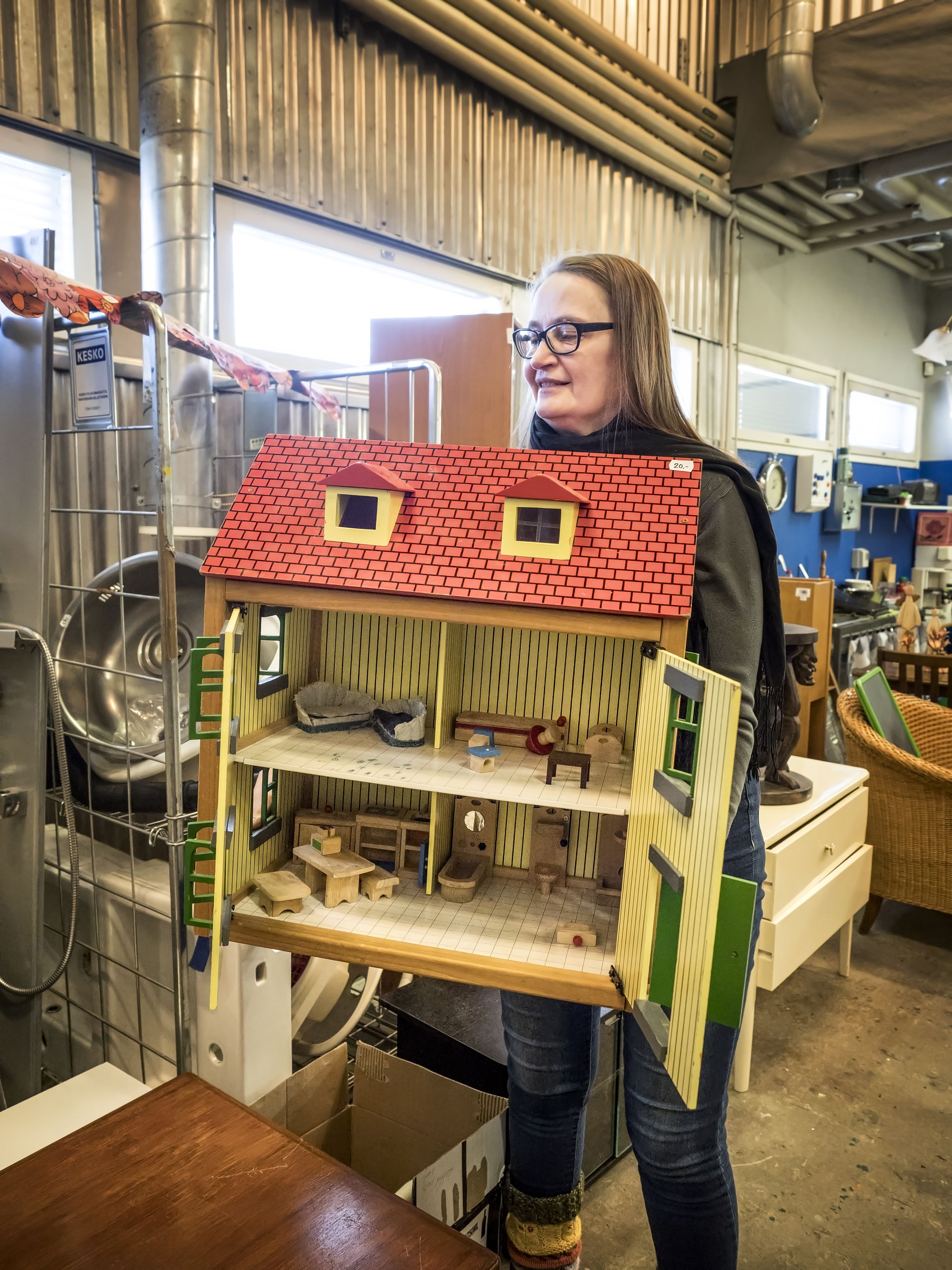 Tarja Vuorio pelasti nukkekodin kierrätysliikkeen puolelle. 