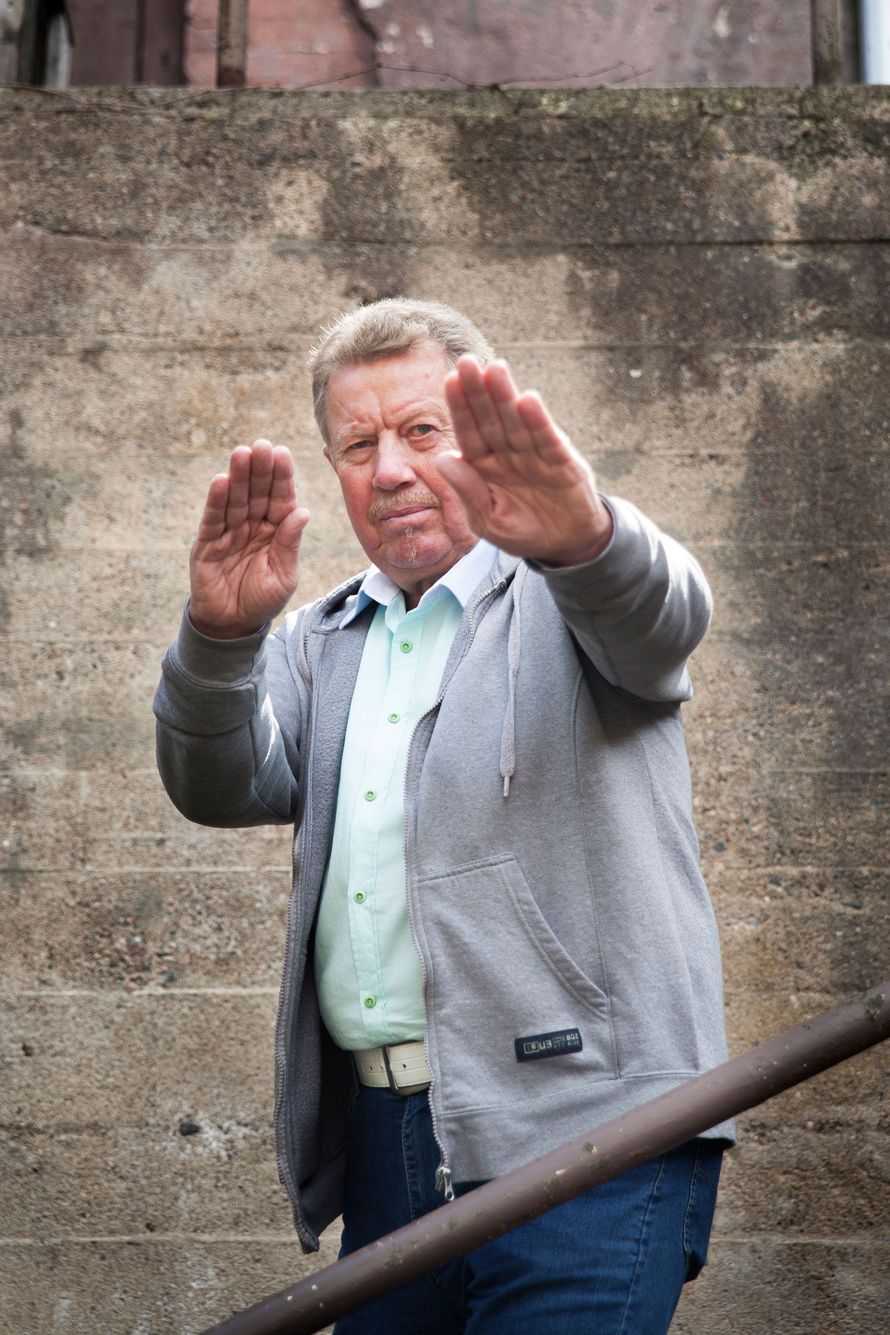 Senioreiden itsepuolustuskurssilla opittu torjunta-asento.