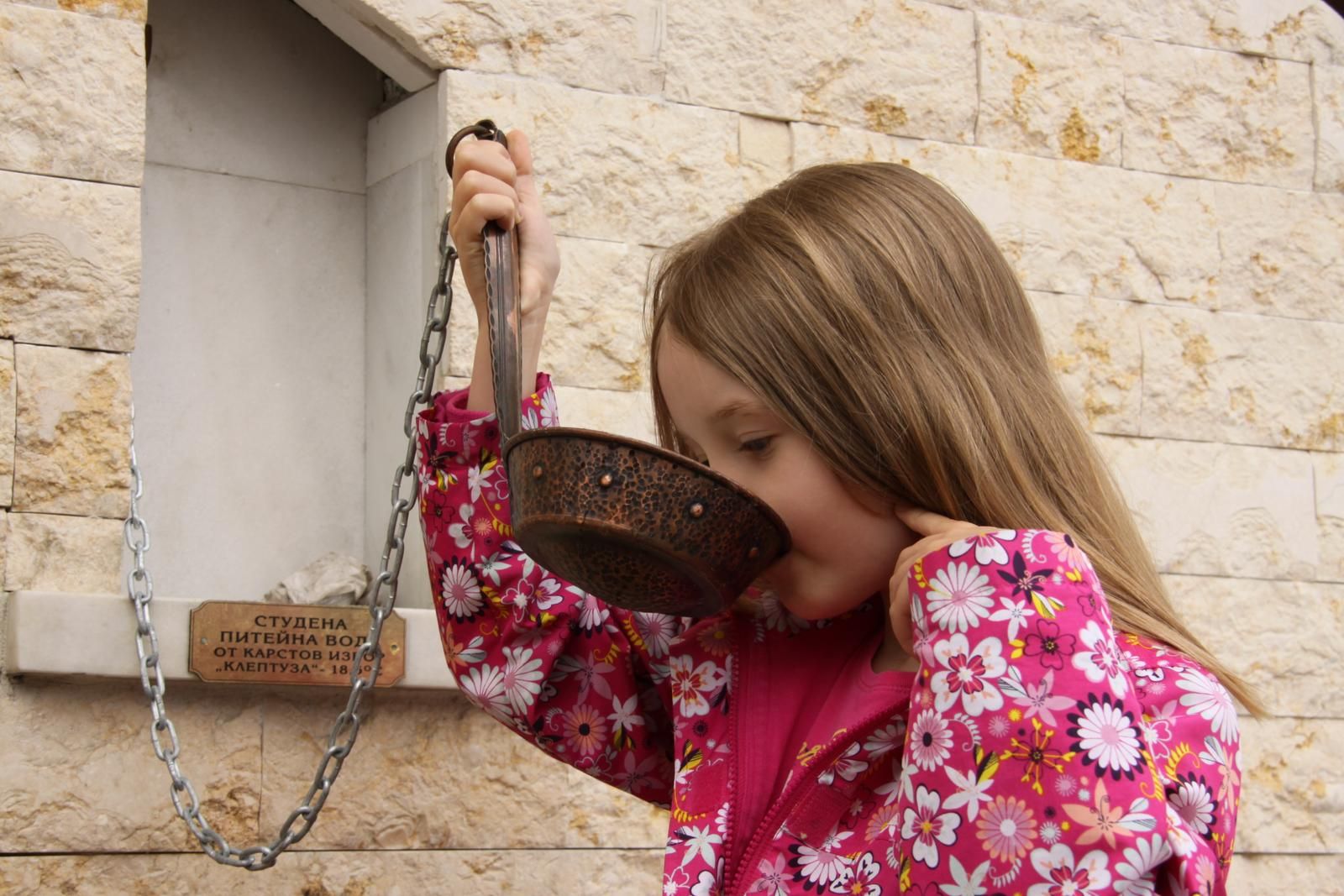 Pihla uskalsi maistaa vettä, jota sai Velingradin kylpyläkaupungin vesipisteestä.