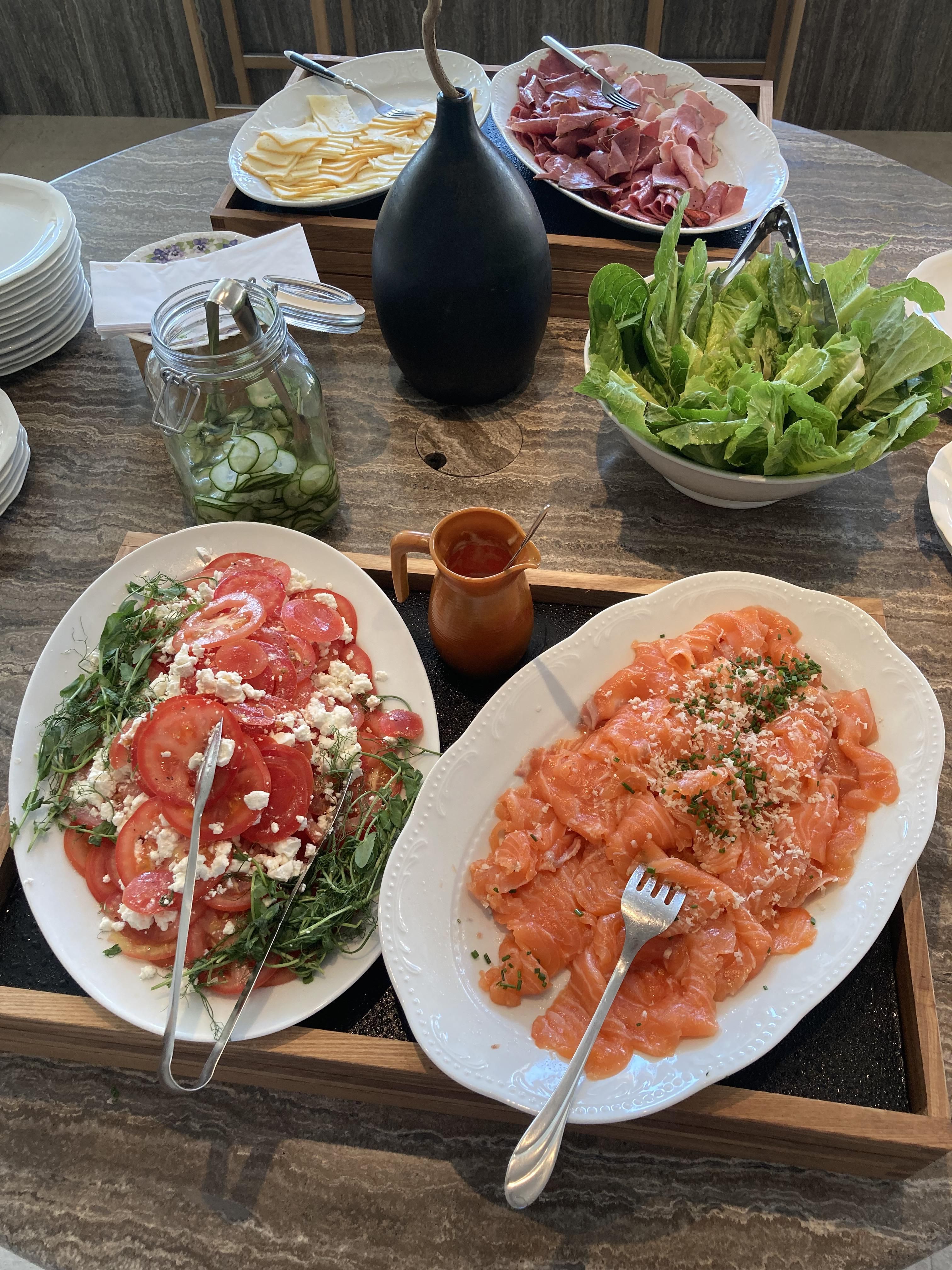 Englantilaiseen cottage garden -tyyliin toteutetulla alueella kukat kukkivat keväästä myöhäissyksyyn.