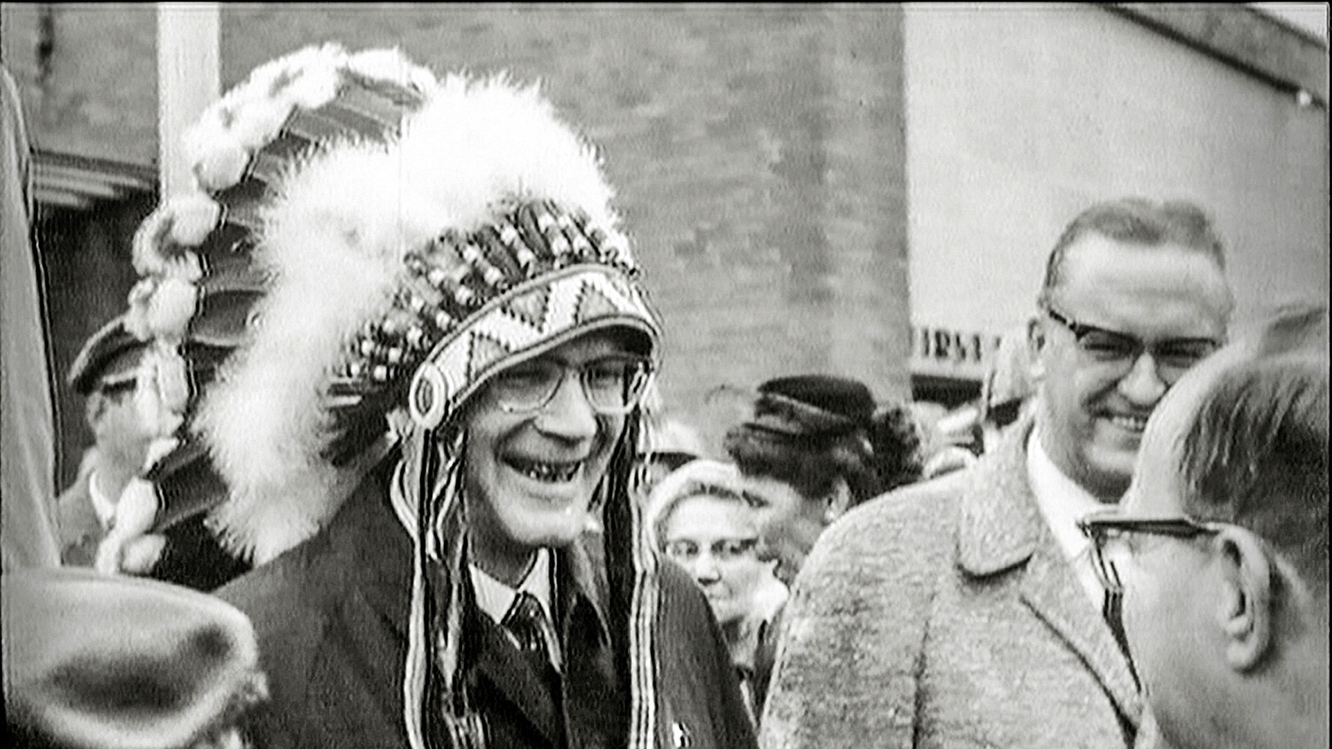 Kekkonen intiaanipäähine päässään Yhdysvaltain-matkalla 1961. Kuvaaja oli Kalle Kultala.