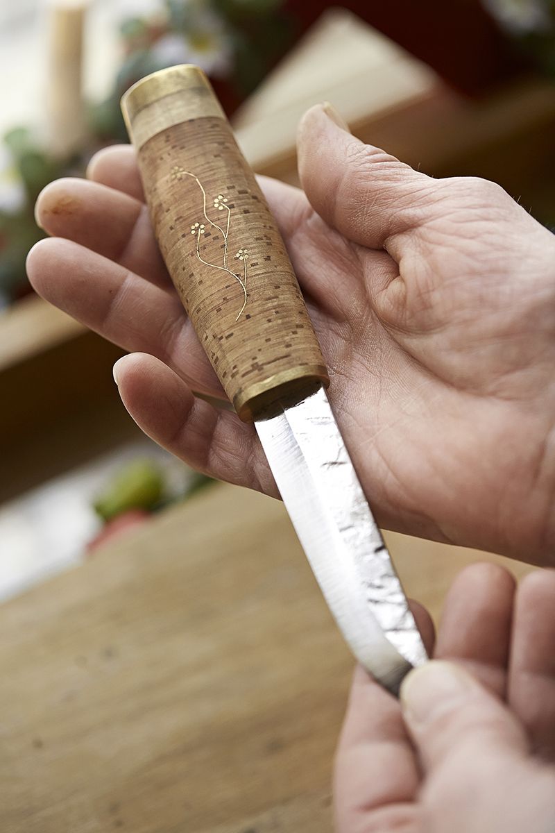 Itse taotun puukon tuohikahvassa on sorkoupotus eli messinkilevystä tehty koristekuvio.