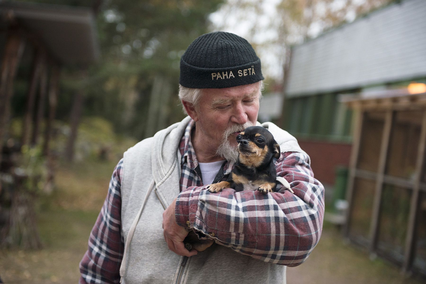 Saaritalkkari Lauri Tuominen ja apulaisista pienempi.