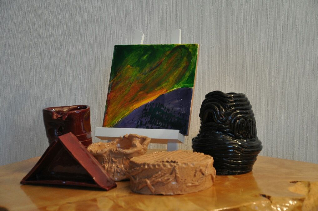 Suomalaisten keramiikkakurssilaisten töitä. 