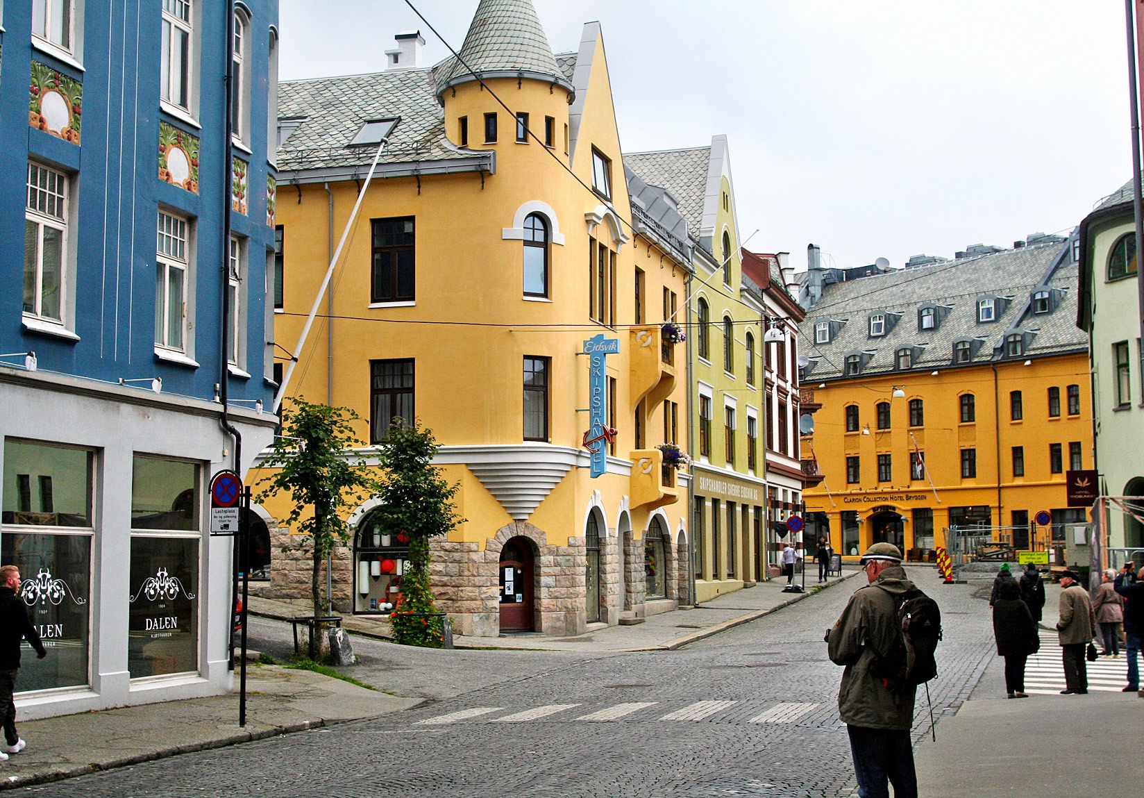 Ålesundin jugendtalojen kauniit karkkivärit piristävät tihkusäällä.