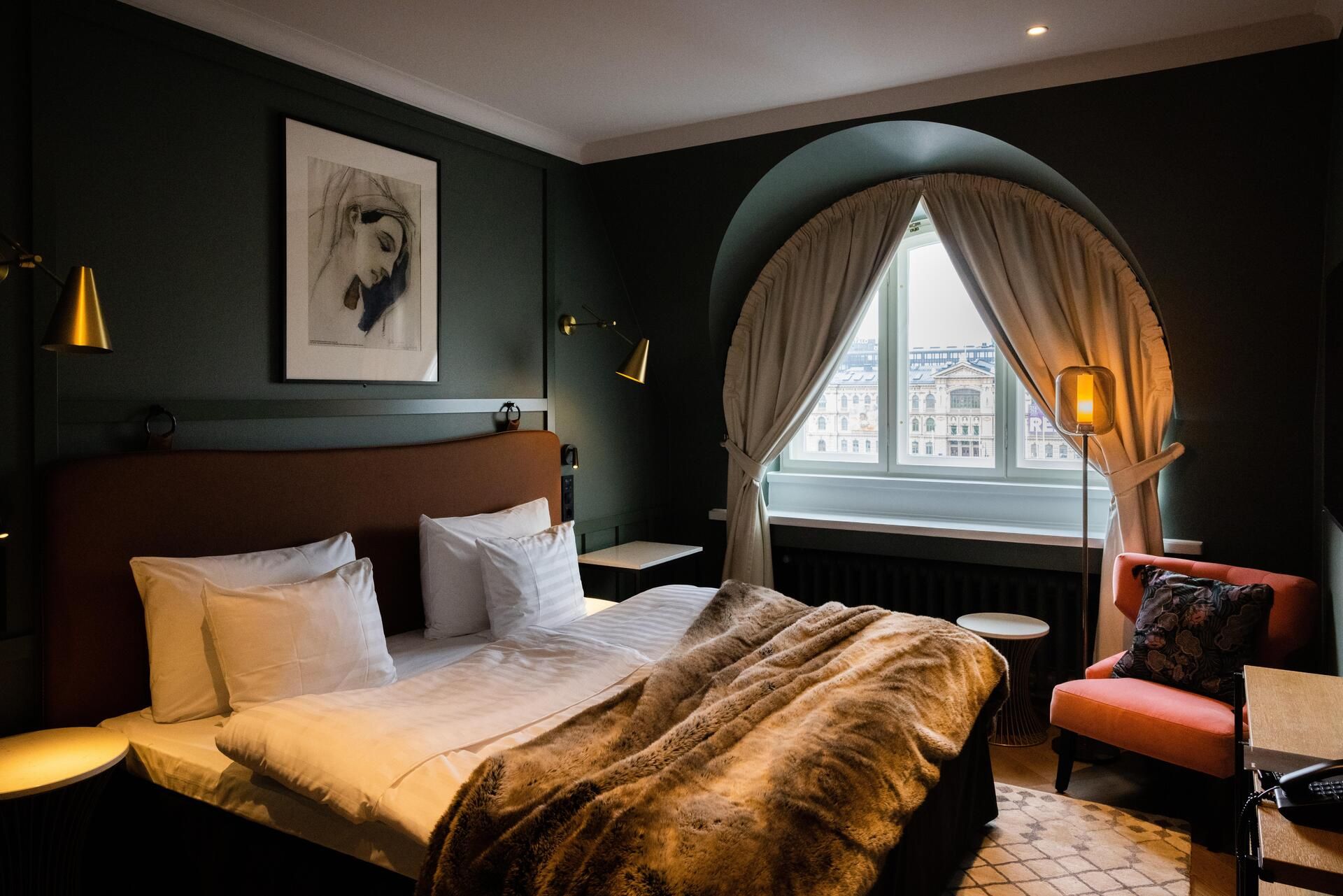 Eija ja hänen tyttärensä Beatrice viihtyvät puutarhassa joka päivä.