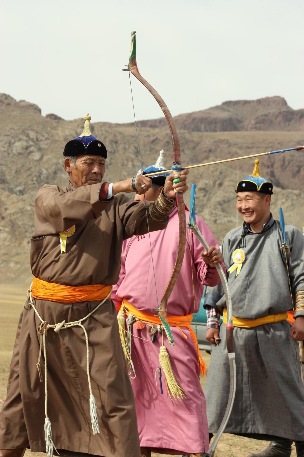 Aldarkhanin kylässä vieraat pääsivät seuraamaan jousiammuntakisoja.