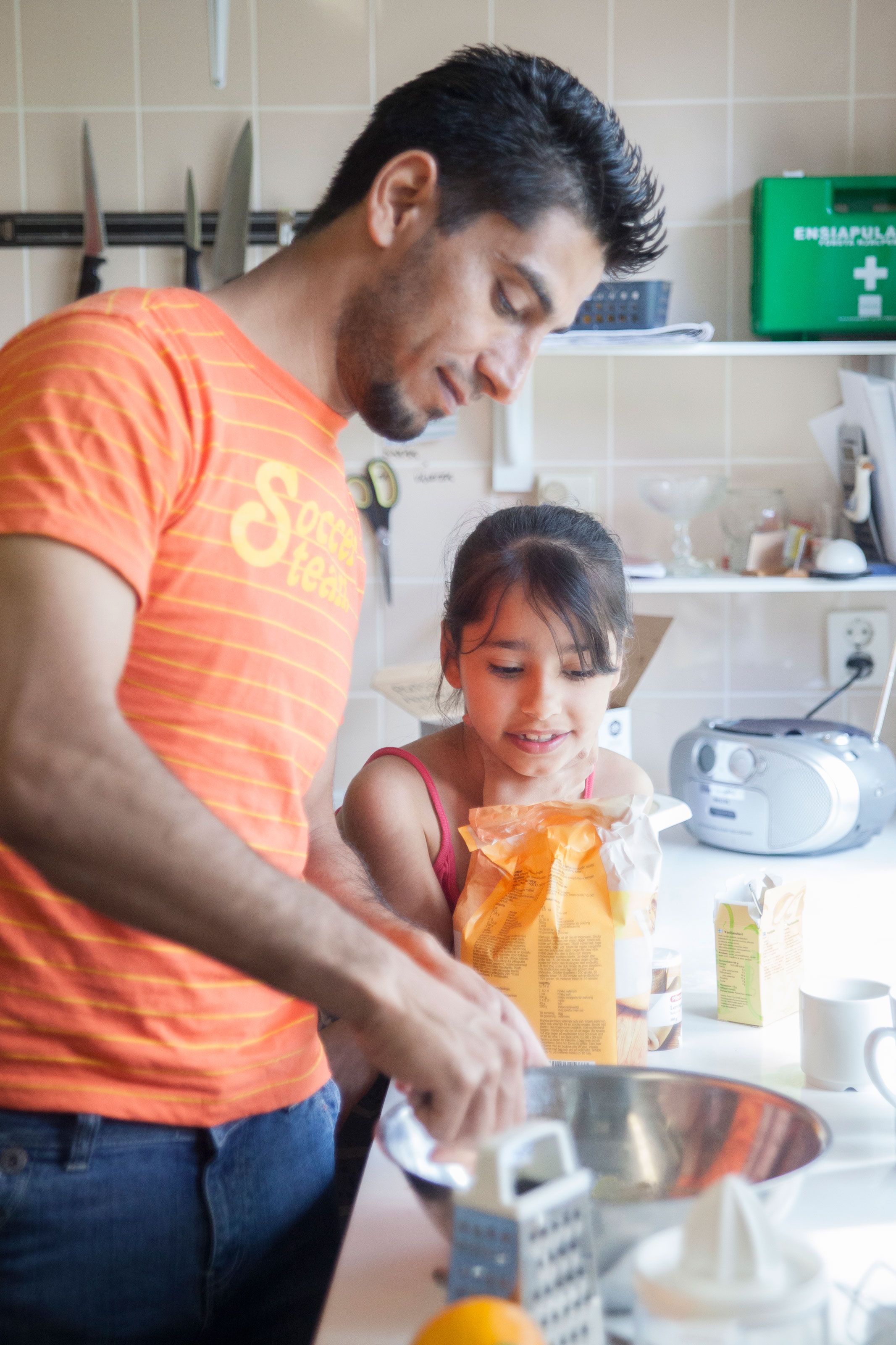 Ibrahimin aika tulee välillä pitkäksi. Hän käy kuntosalilla ja opiskelee suomea. Tytär Jennat vartioi jauhopussia.