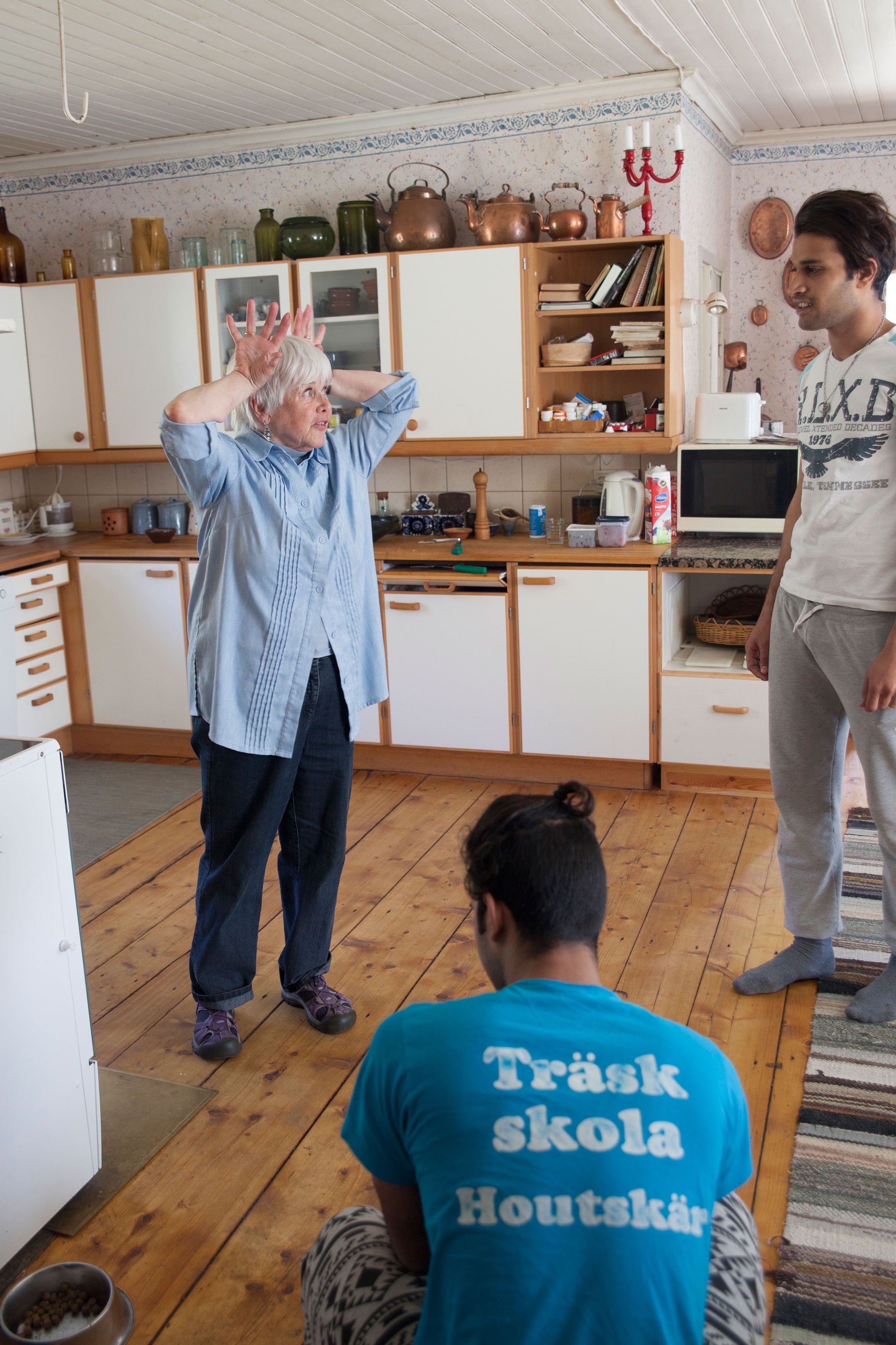 Elekieli on hyvä apuväline. Mona ja Ahmed juttelevat tilan eläimistä.