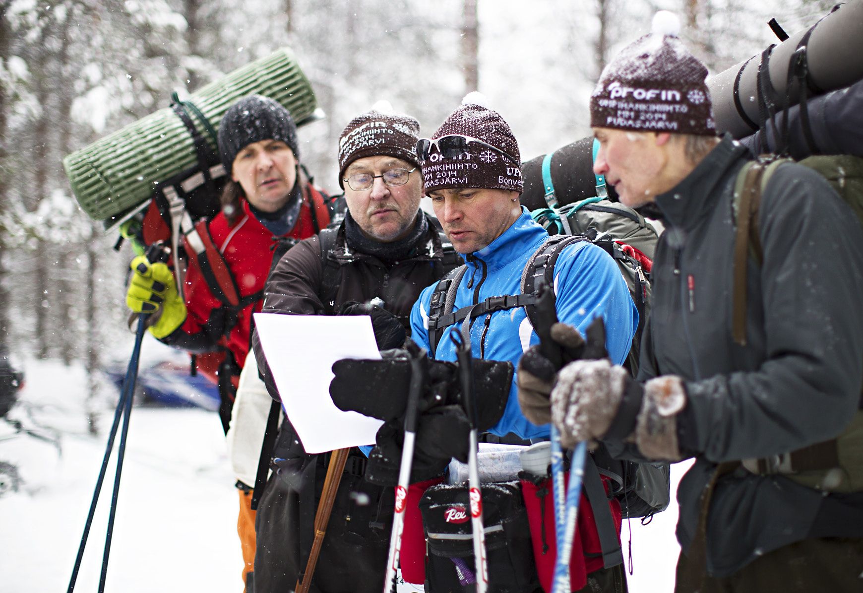 ET:n toimittaja Heimo Hatakka (vas.) pääsi osallistumaan umpihankihiihdon MM-kisoihin Takamaan toivot -joukkueessa, johon kuuluvat Taisto Tuomivaara (toinen vas..), Marko Suutari ja Markku Talka. 