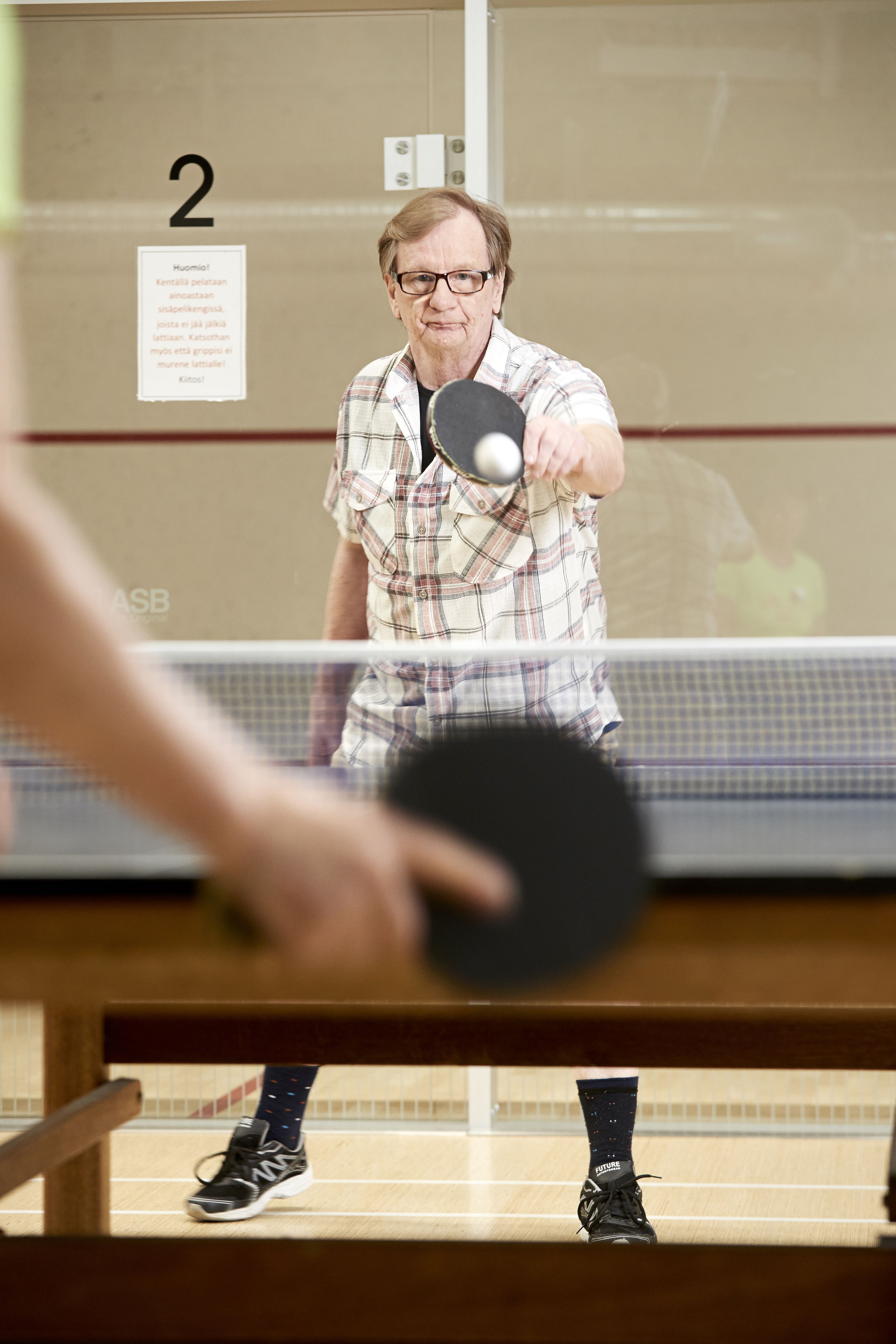 Pingispöydän ääreltä Hannu on löytänyt elämäänsä lisää liikunnan iloa ja myös uusia ystäviä.