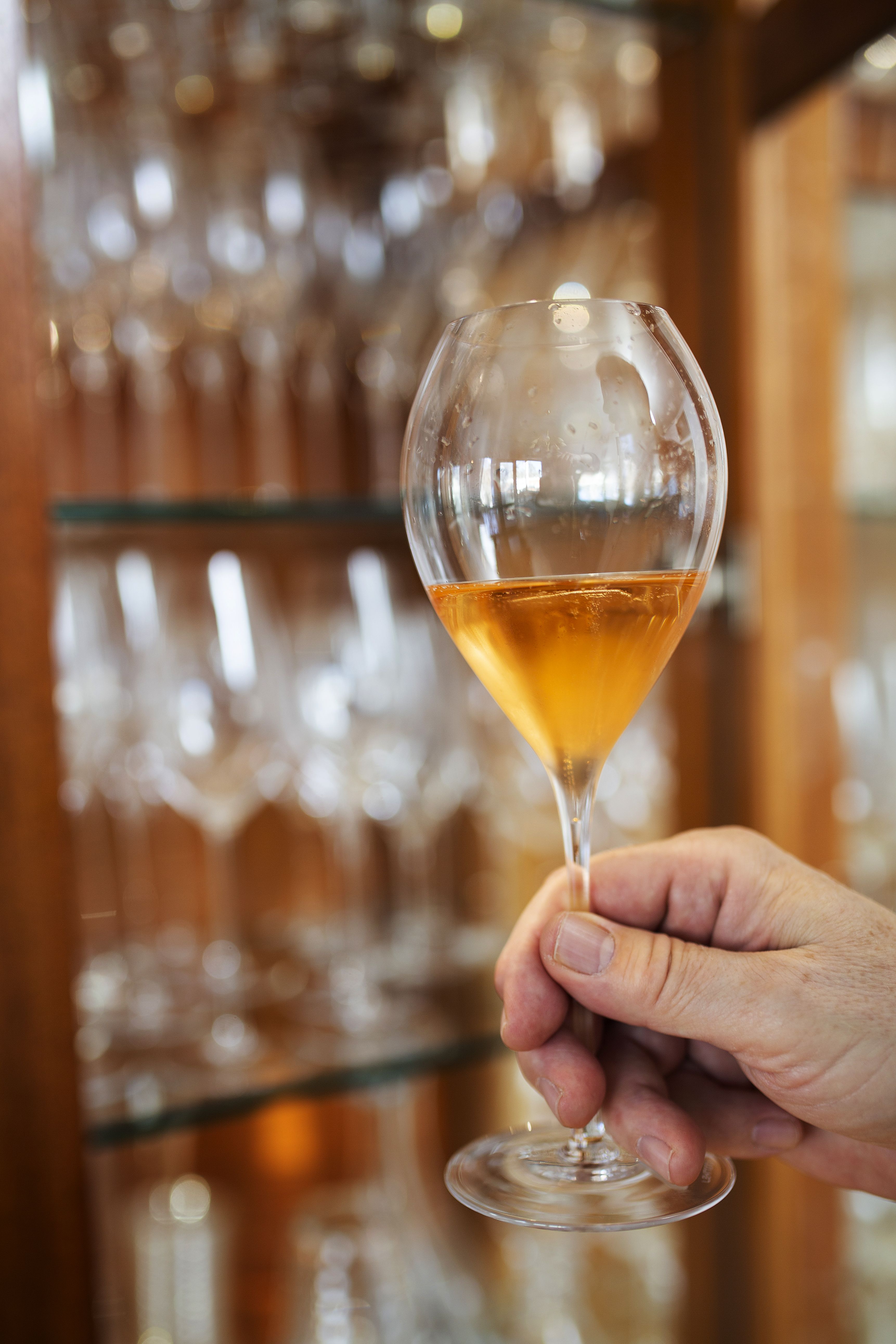 Vitriinissä on noin 800 viinilasia. Eri rypäleille on omansa, jopa jonkun tietyn kylän viinillekin.