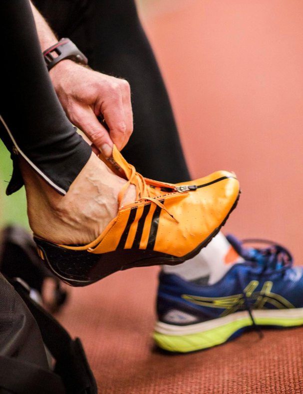 Pikajuoksijalla pitää olla piikkarit.