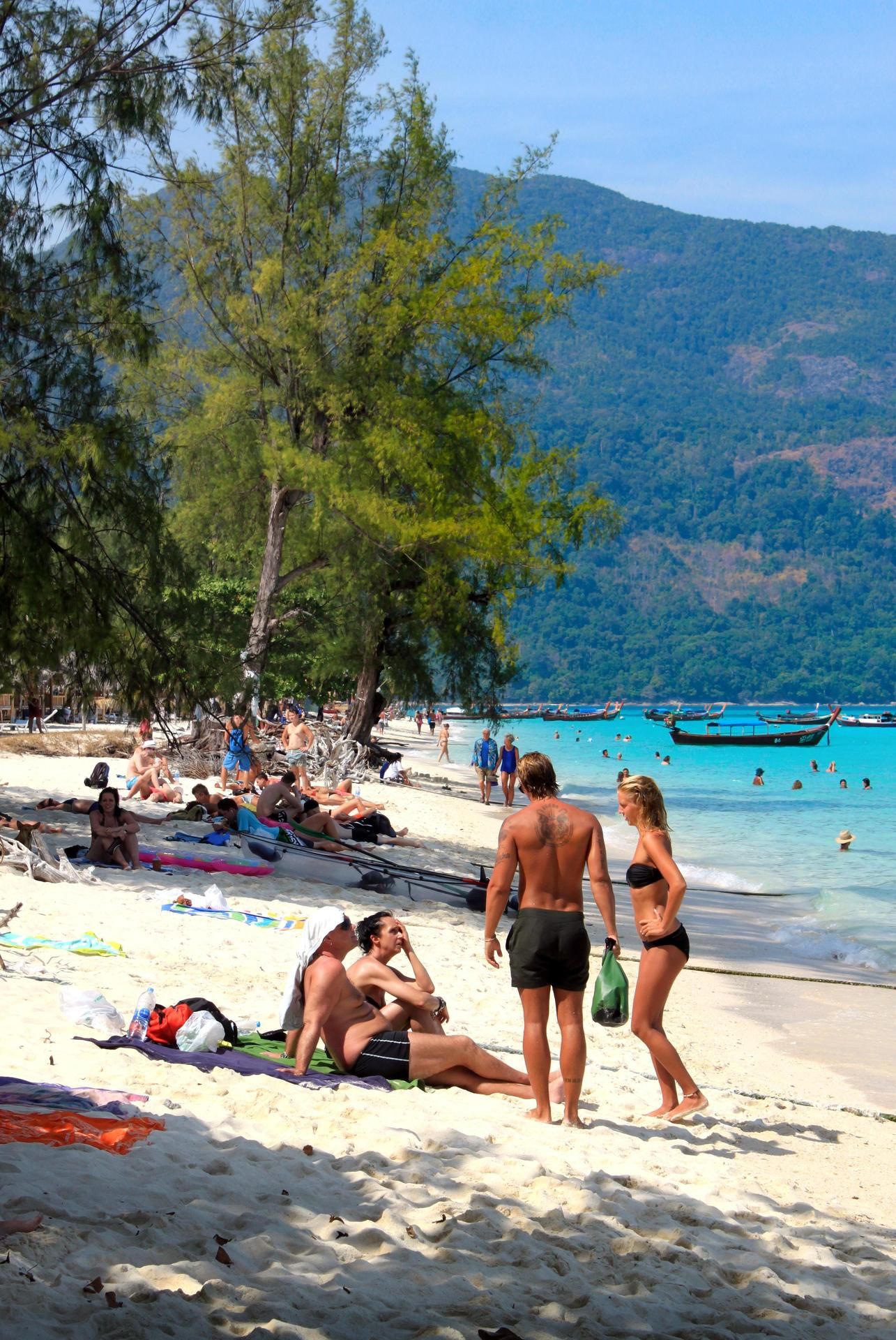 Koh Lipen Sunrise-rannalta on helppo pulahtaa veteen.