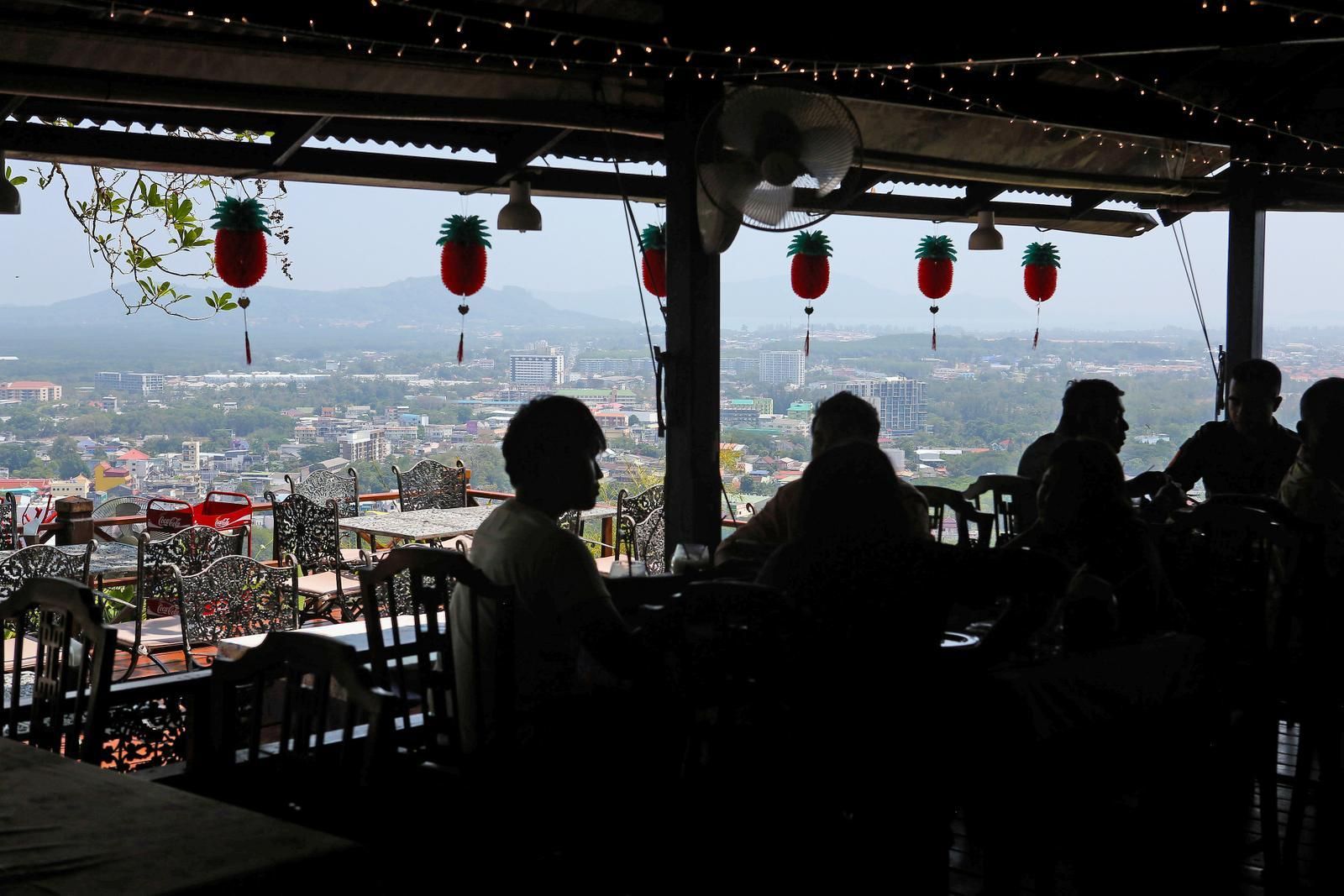 Tunk-Kan omistajat saivat idean Phuketin korkeimmalla kukkulalla sijaitsevasta ravintolasta lomaillessaan Sveitsissä.