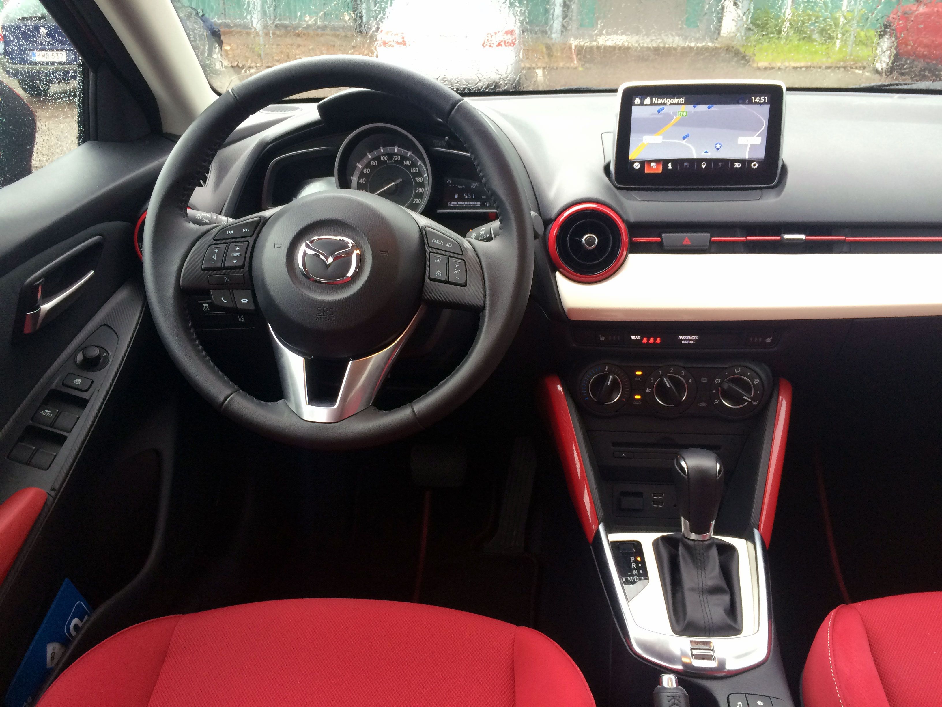 Kojelaudan keskellä oleva kosketusnäyttö on helppokäyttöinen. Lämmityslaitteistossa on perinteiset pyöreät säätimet.