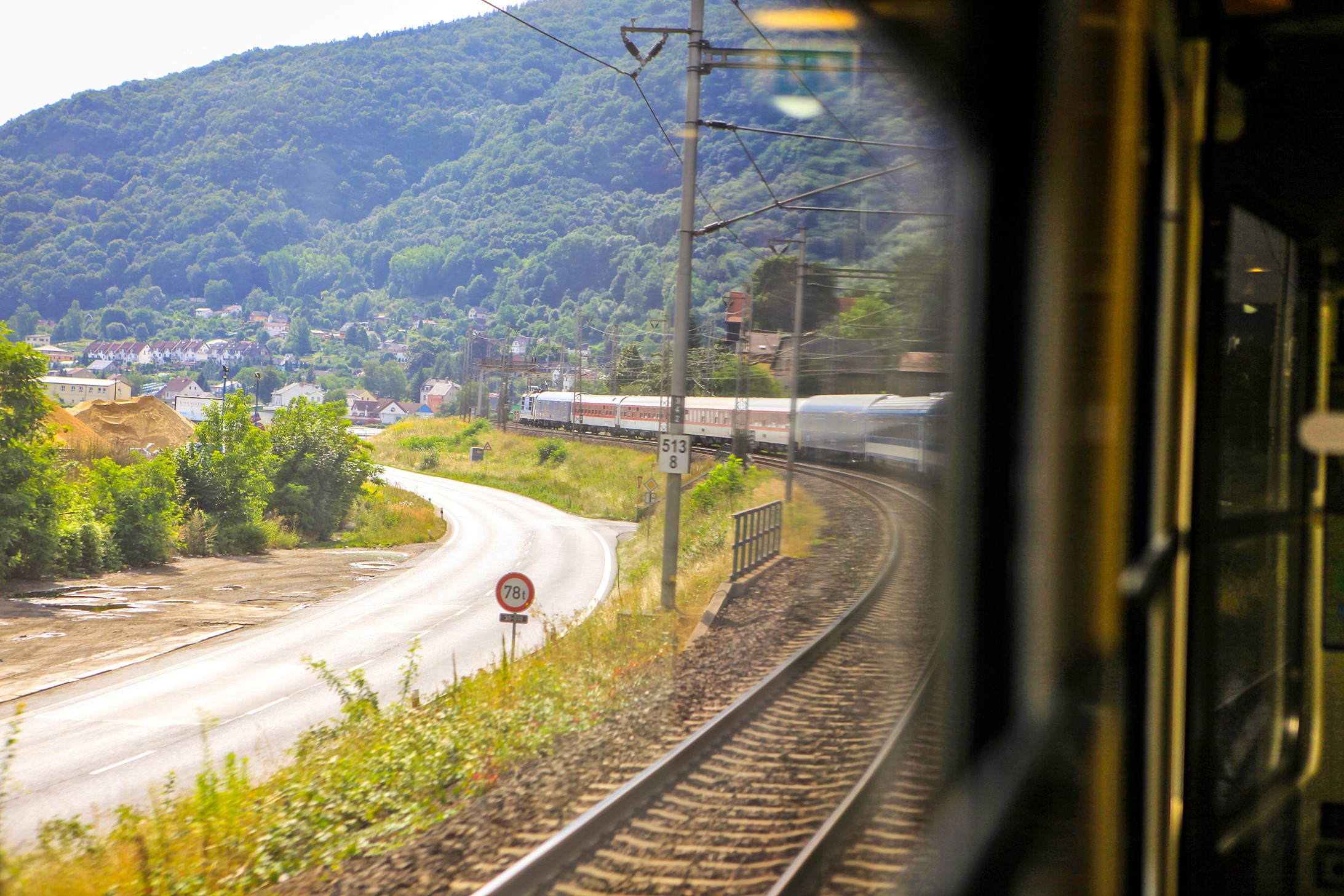Ennen Tšekin rajaa juna ohittaa Bad Schaudenin metsäisine rinteineen. Matkan etenemistä voi seurata kartasta, jotta tietää kummalle puolelle junaa kurkistella.