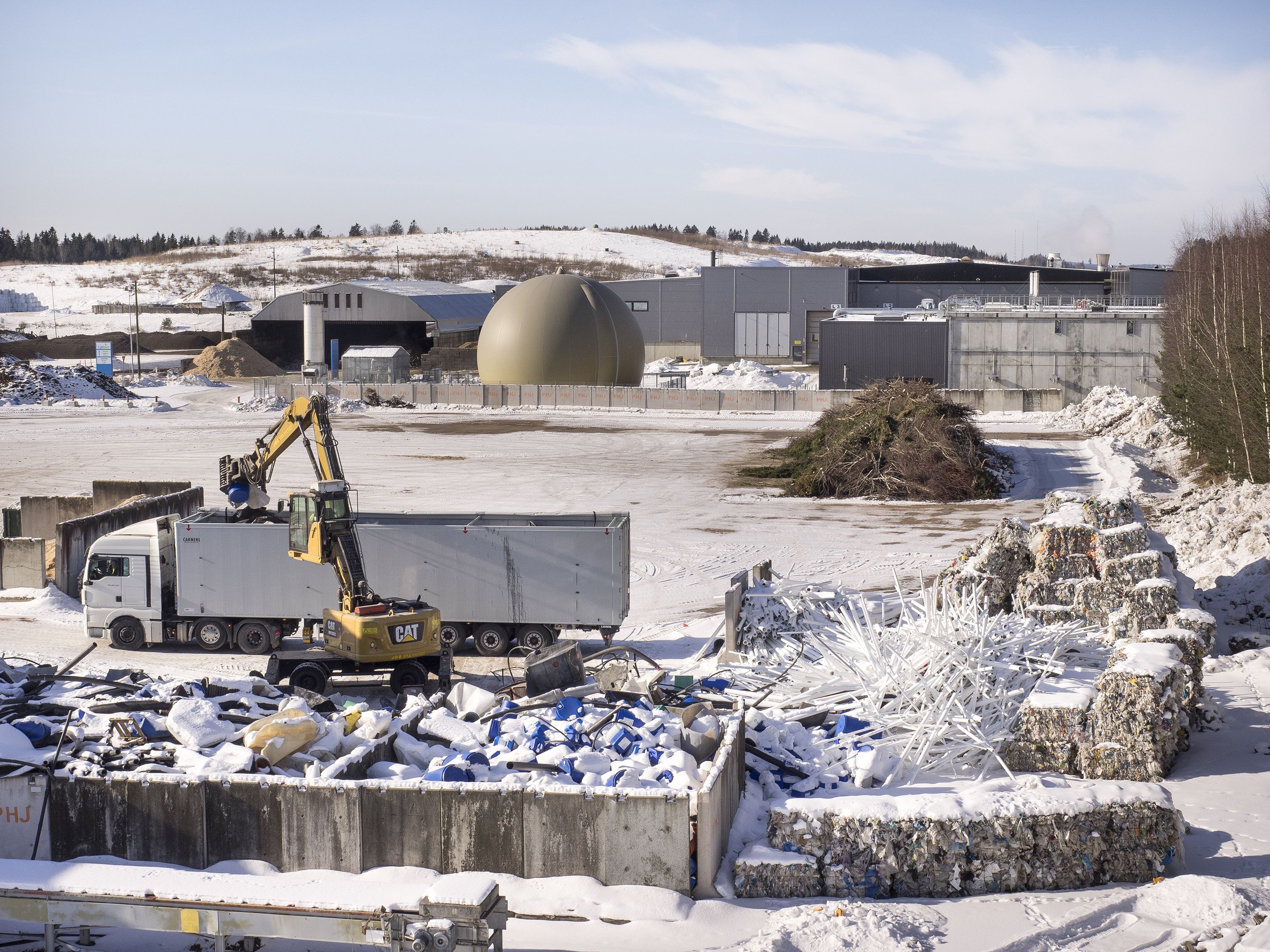 Jätekeskus levittäytyy 70 hehtaarin alueelle. Taustalla on biokaasulaitos Labion kupoli. Kujalan käsittelemä, uusiokäyttöön kelpaamaton energiajäte roihuaa Lahti Energian Kymijärven kaasuvoimalaitoksessa.