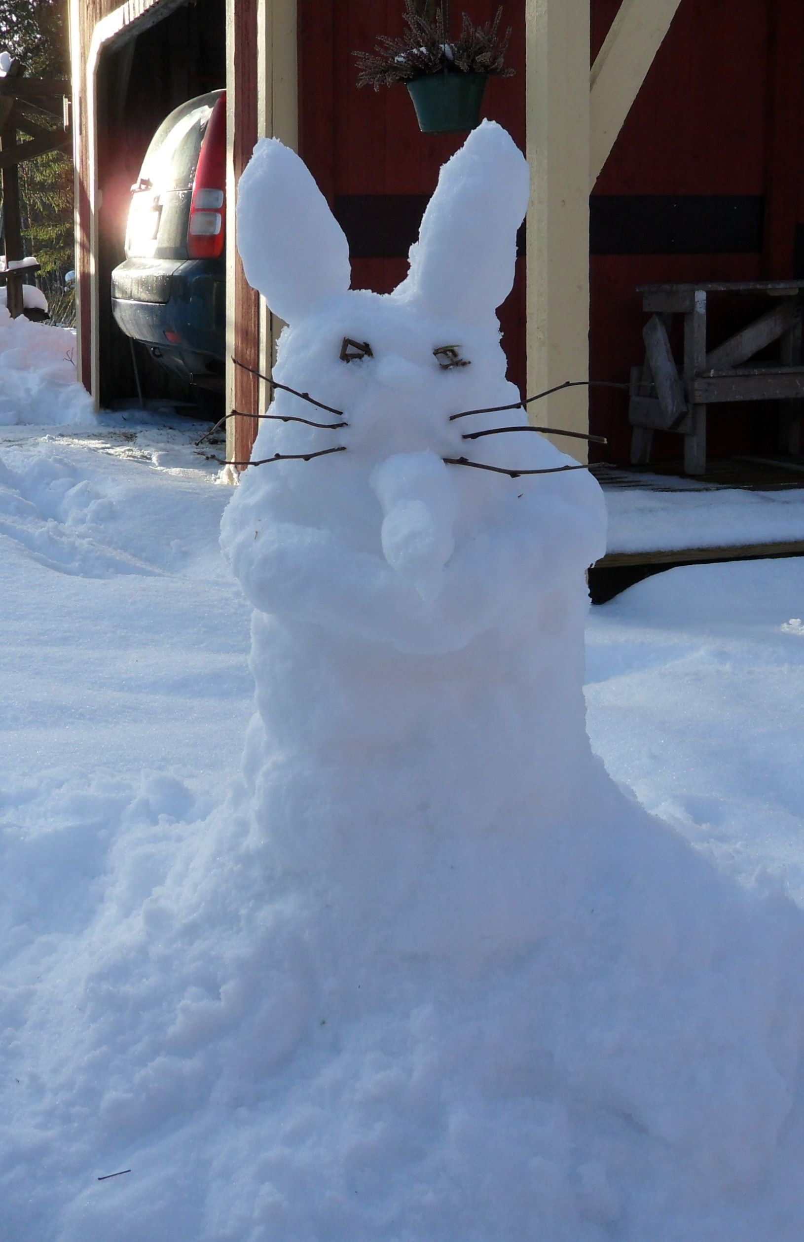 Tämä ei ole lumiukko eikä -akka, vaan jotain muuta. Katsoja saa päättää!