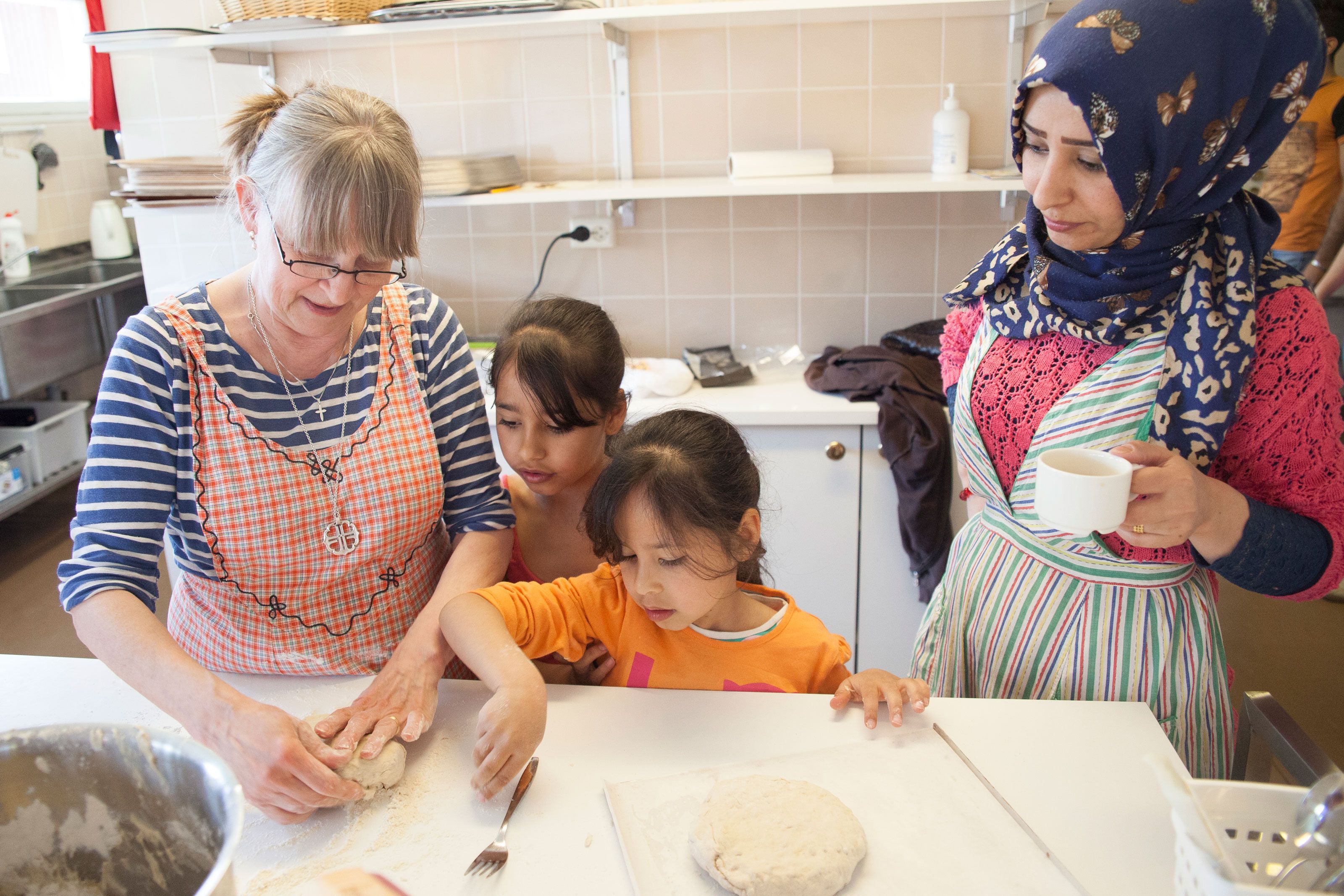 Seurakuntakodissa Jennat, Noor ja Abeer seuraavat Eevan liikkeitä.