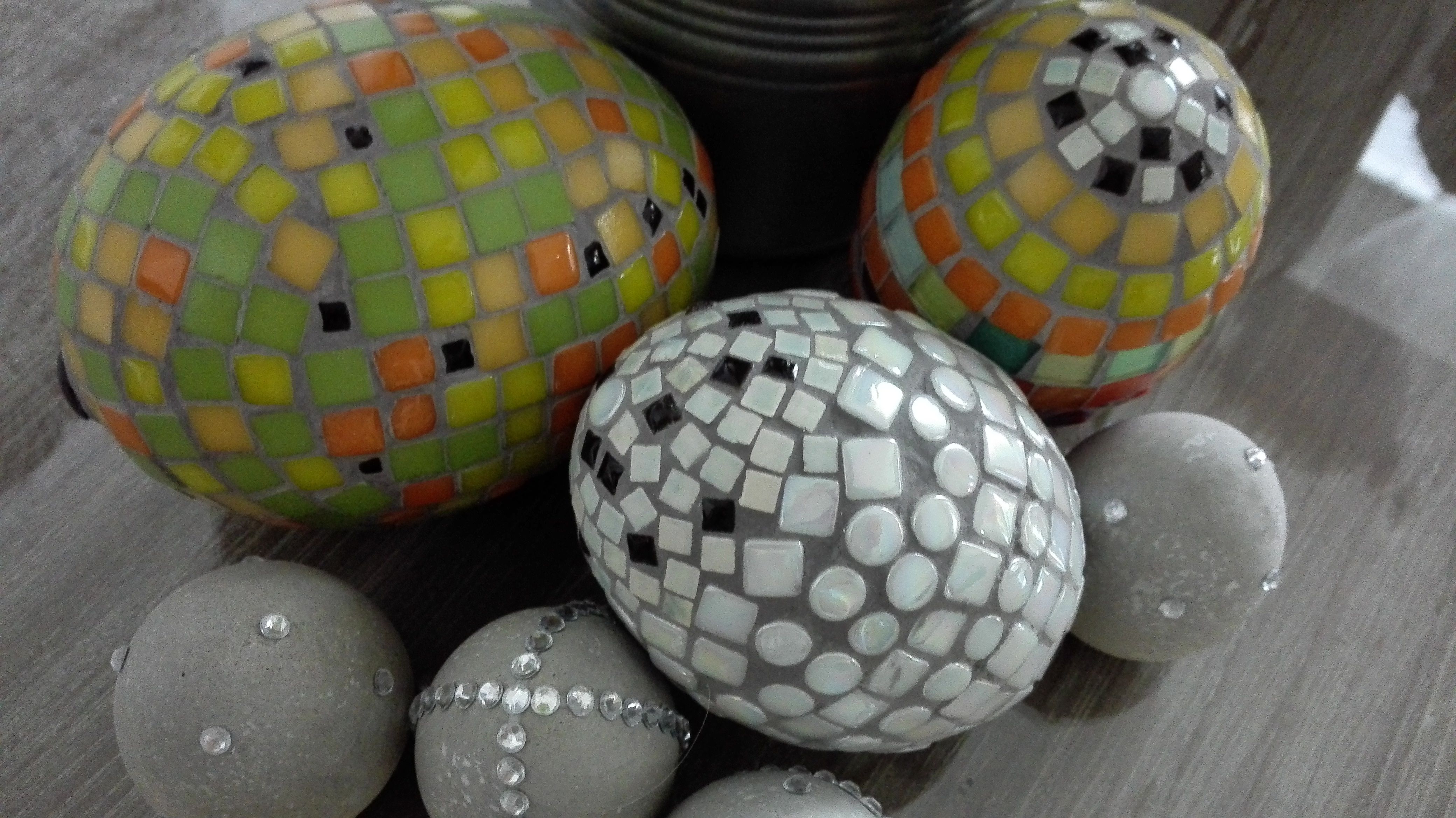 Betoni-ja mosaiikkimunia. – Pia Teittinen