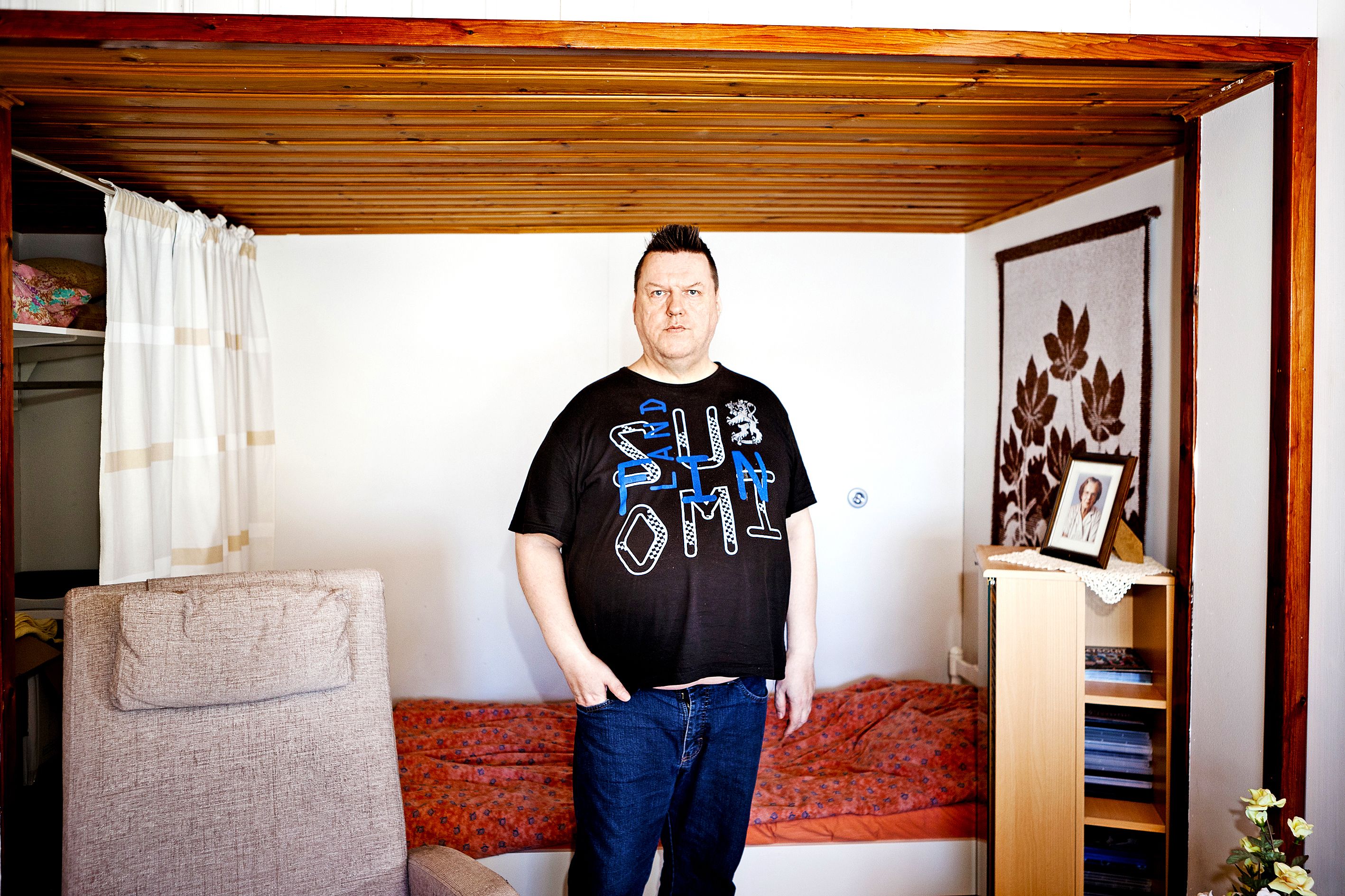 Erkin sängyn vieressä on kuva pari vuotta sitten kuolleesta äidistä. – Onneksi sisko asuu lähellä ja käy katsomassa.