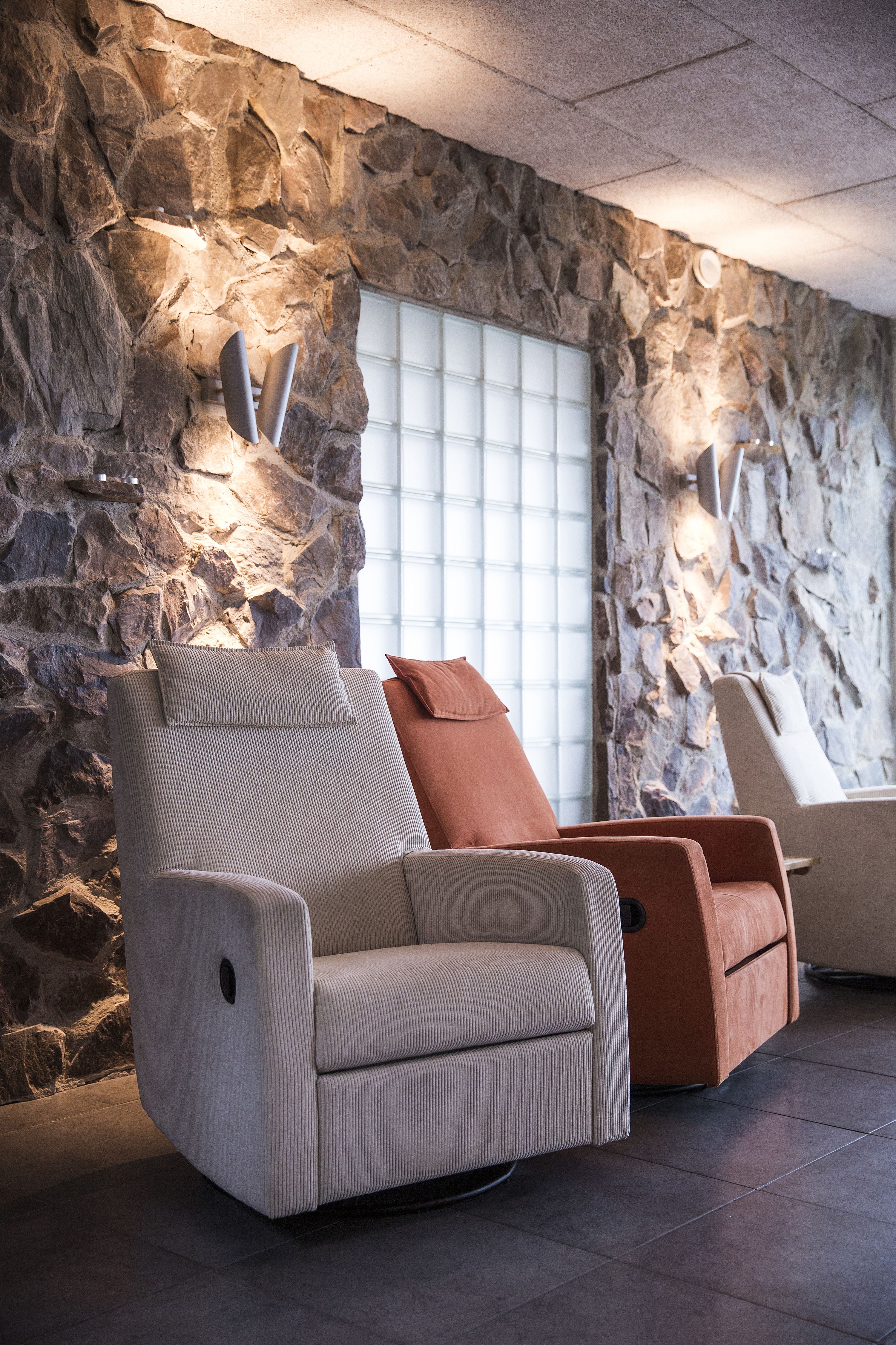 Alakerran takkahuone on talvisin Tapanin suosikkipaikka.