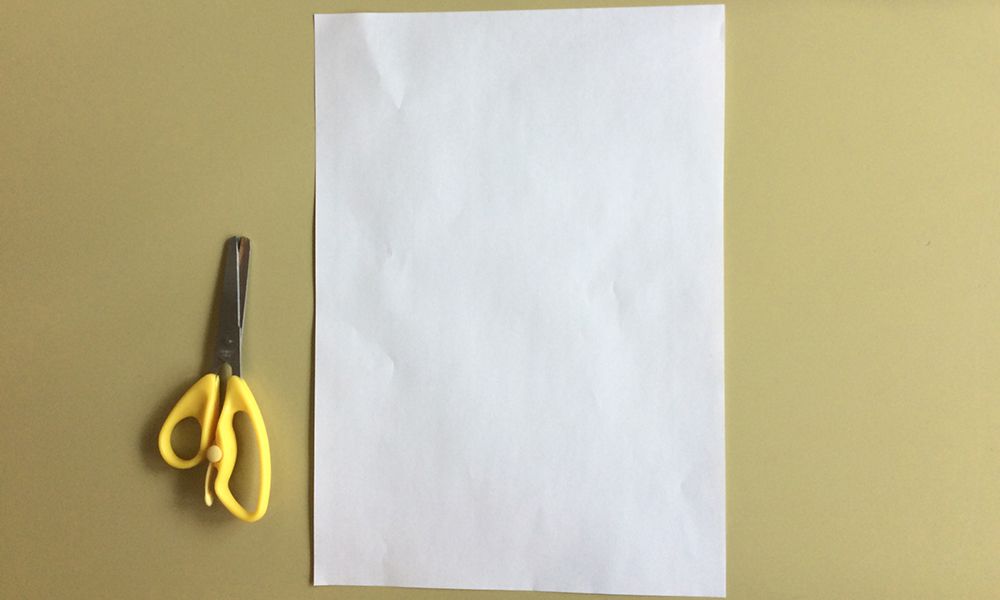 1. Ensimmäisenä tarvitset A4-paperia ja sakset.