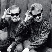 Matti ja Teppo poseeraavat uuden levynsä kansikuvauksissa vuonna 1986. Mustista laseista tuli heidän tavaramerkkinsä.