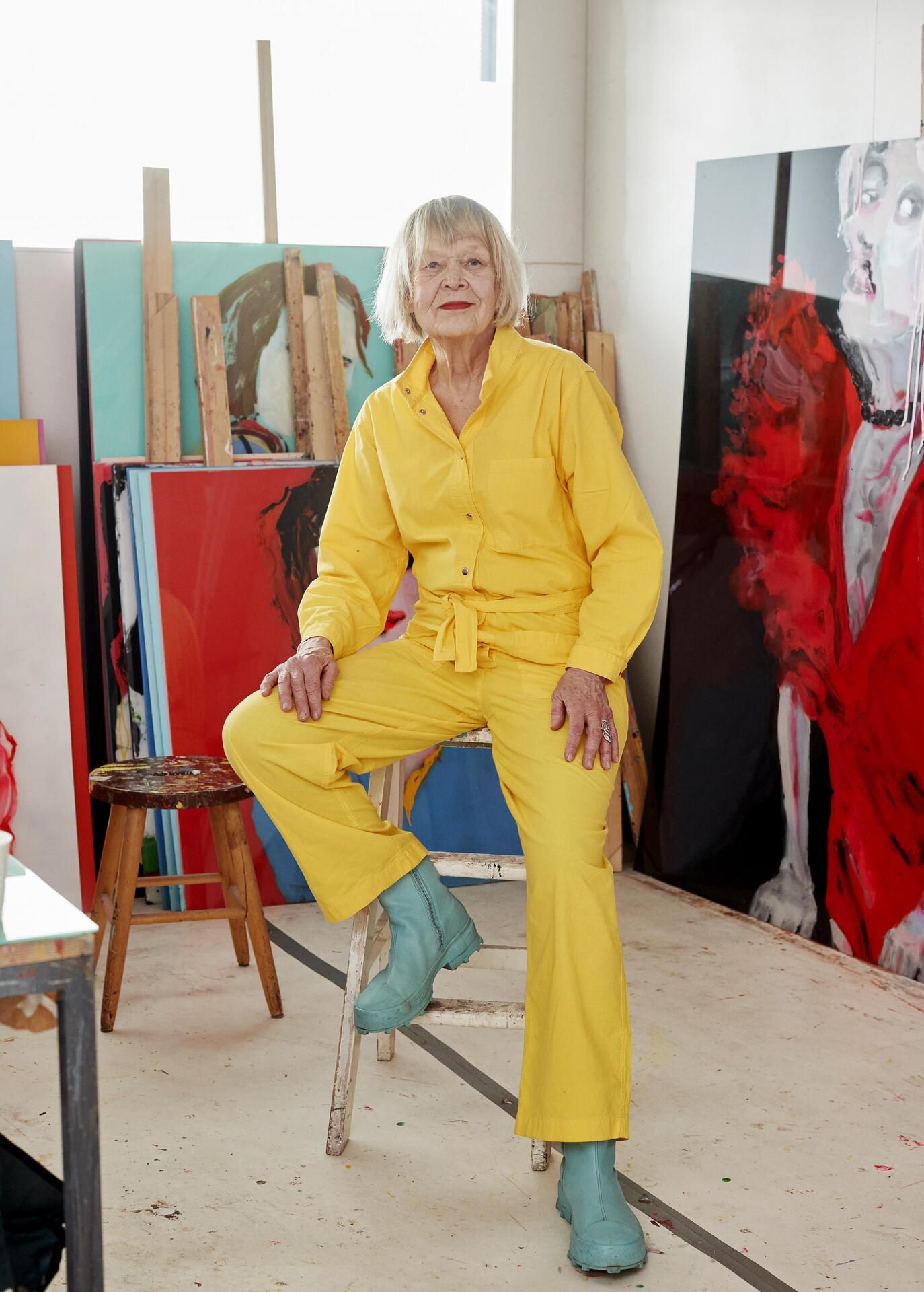 Kirsti arasteli aluksi Vuokon haalaria, koska keltainen tuntui niin voimakkaalta, mutta nyt hän pitää sitä missä vain. Camperlab-saappaiden nuoreen suomalaiseen suunnittelijaan Achilles Ion Gabrieliin taiteilija tutustui Instagramissa.