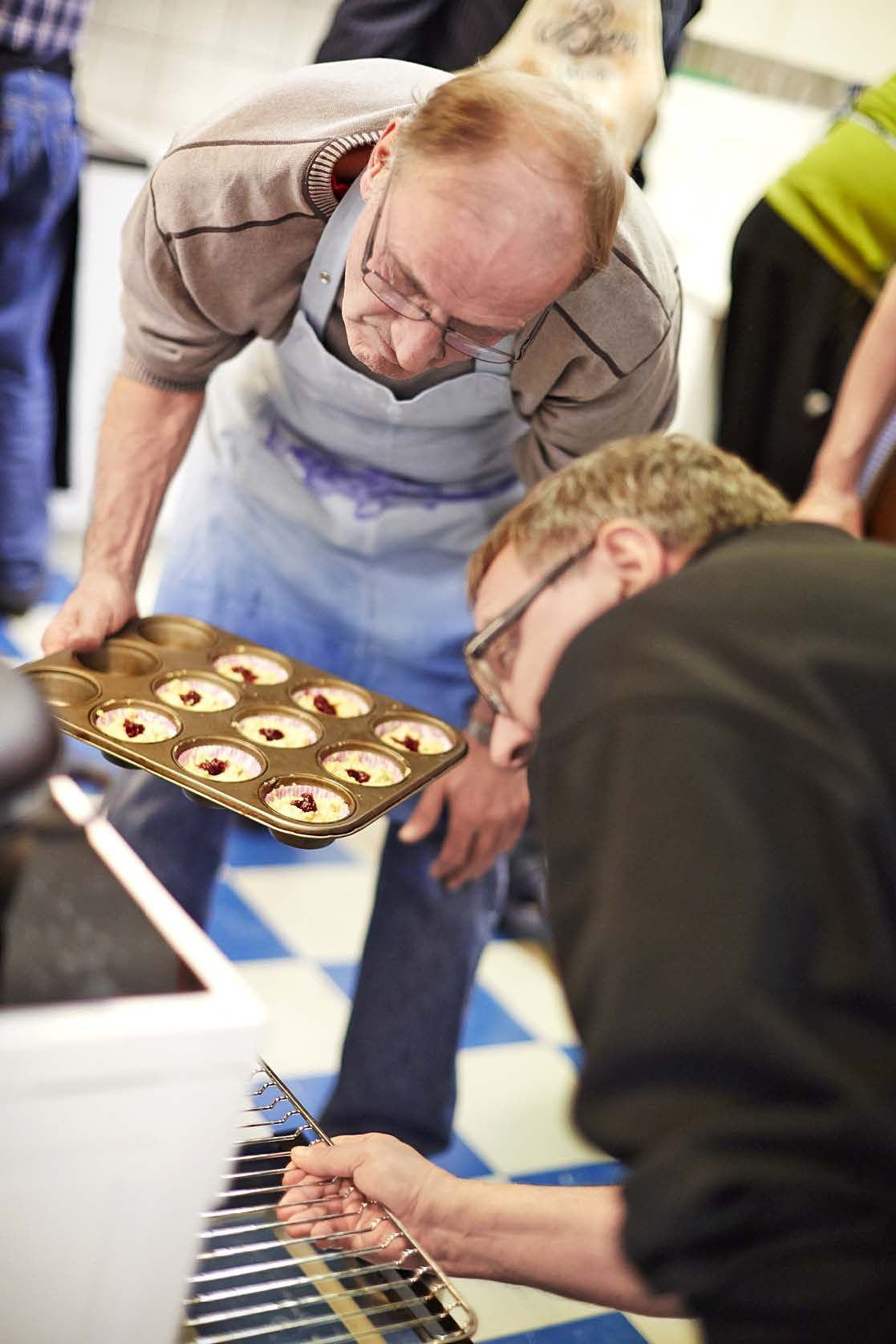 Eero Nordqvist asettelee Runebergintortut uuniin, ja hyvin ne paistuivatkin.