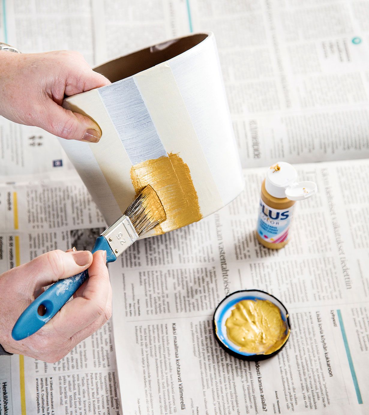 Suojaa ruukku teipillä, jos haluat maalata esimerkiksi raitoja.