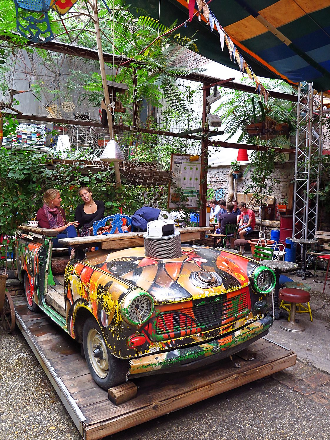 Szimpla Kertin ravintola toimii raunioiden keskellä. 