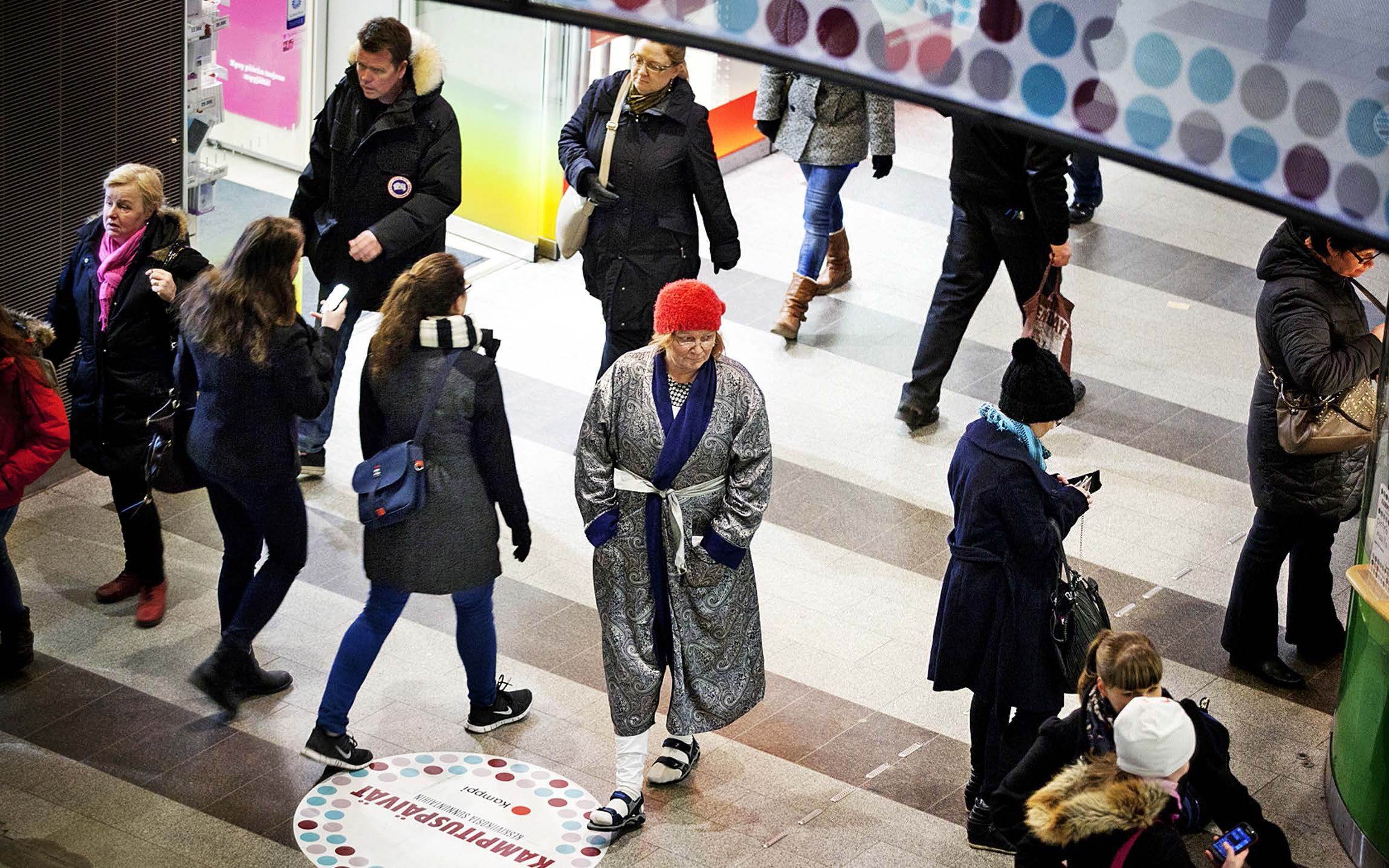 Kaupungissa riittää ohikulkijoita. Auttajia vähemmän.