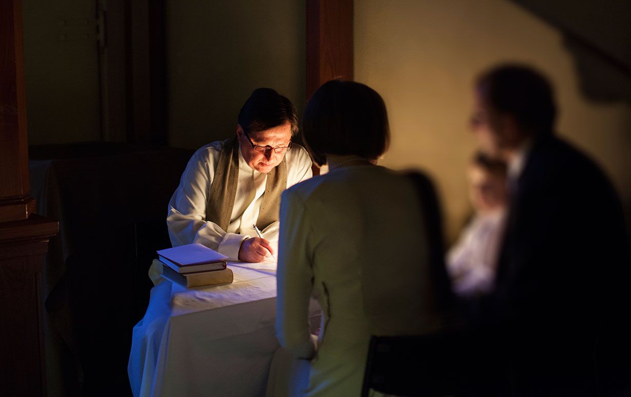 Pappi Heikki Leppä haastattelee kaikki parit ennen vihkivuoron alkamista.