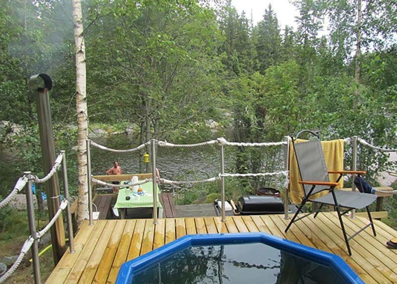 Merikarvialla Koukkari-saaressa yövytään kahdessa sähköttömässä hirsi-rakennuksessa. Saaressa on sauna ja iso palju. Tarjolla on neljän päivän valmismatkoja, kysy myös räätälöityjä lomia. 2 hh alk. 185 e/hlö/4 päivää. velinmatkat.fi