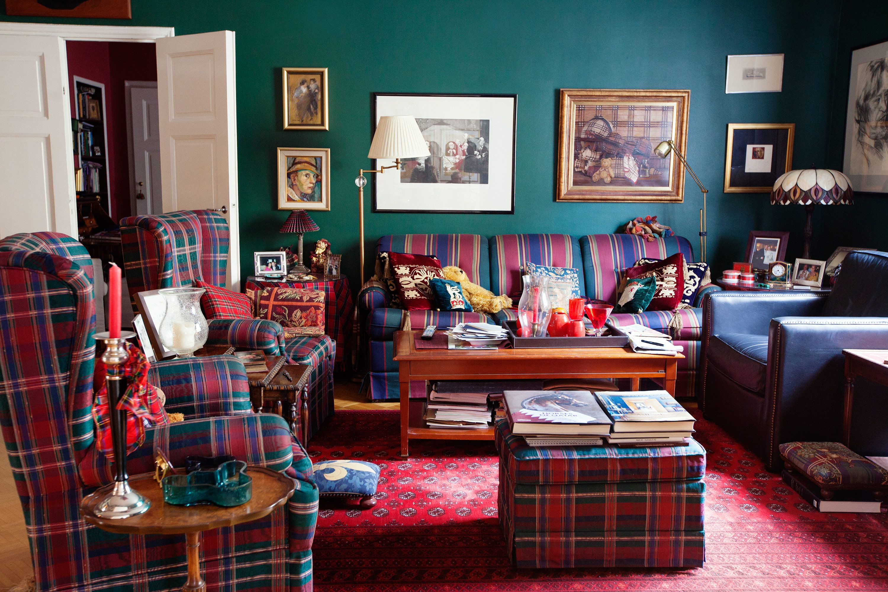 Kirjaston sohvissa sekoittuvat värit, ruudut ja raidat. Mustassa nojatuolissa on istunut itse Dalai Lama.