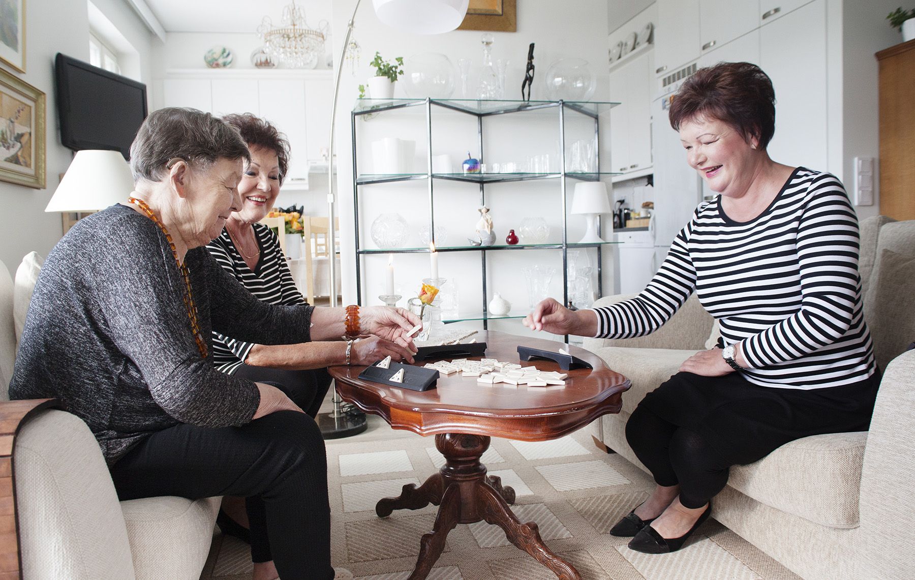 Iltaisin naiset pelaavat usein Tirominos-peliä. – Olemme tarkkoja säännöistä, vaikka ne ovat vähän omanlaiset.