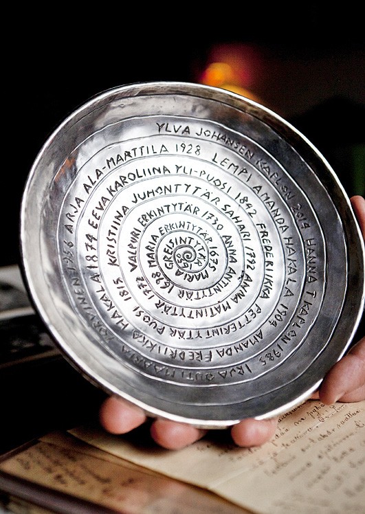 Sukulaisvauva saa hopeakupin, johon on kaiverrettu kaikkien tiedossa olevien esiäitien nimet.