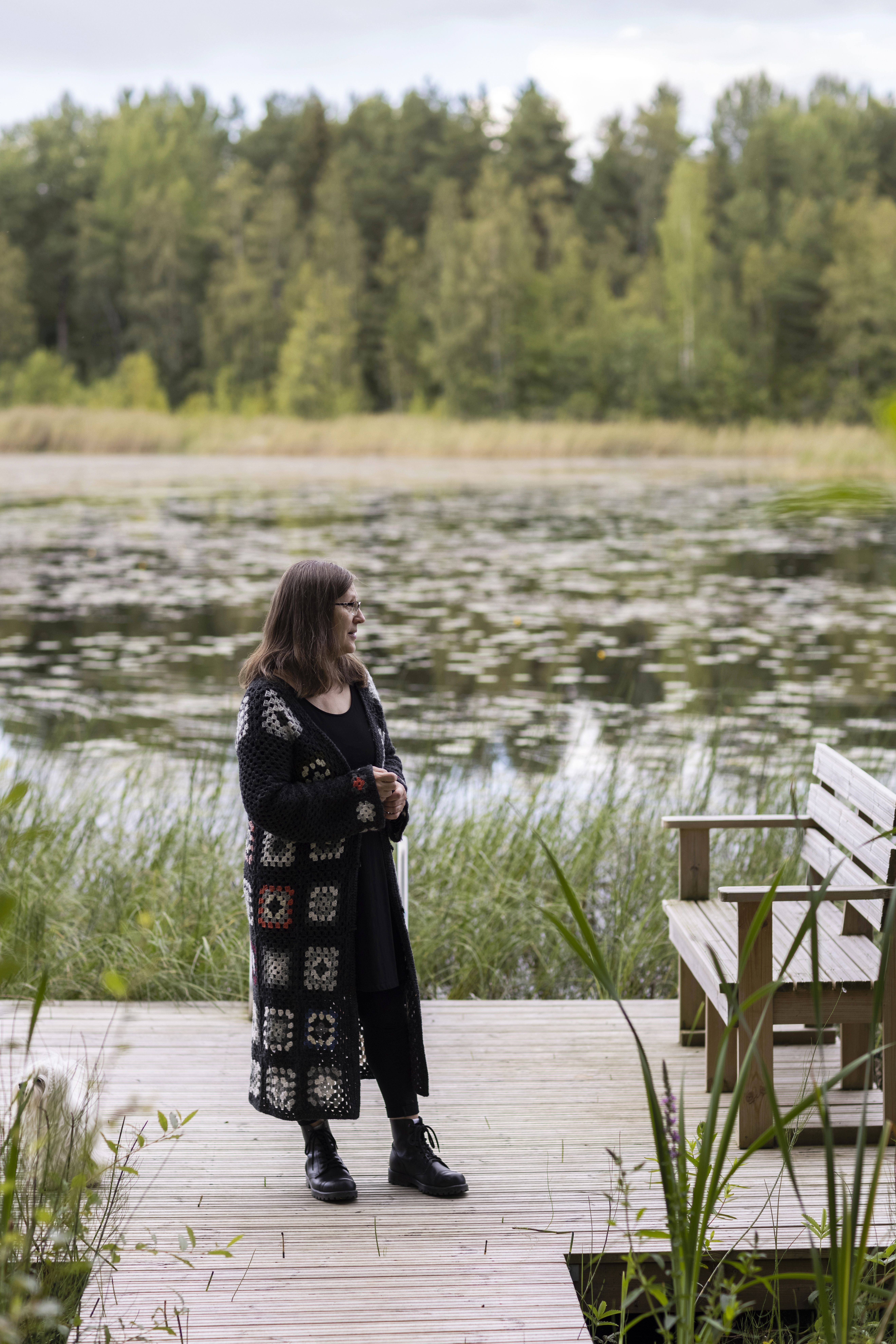 Työpäivän jälkeen Mariannesta on hyvä rauhoittua Kukkiajärven rannalla. 