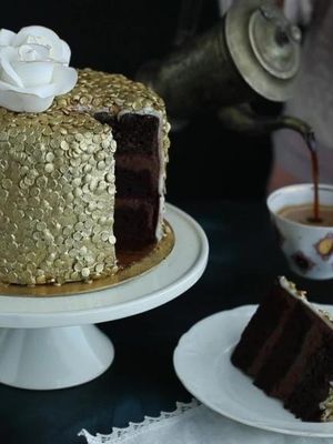 Näin koristelet kakun kultaisilla paljeteilla – katso video